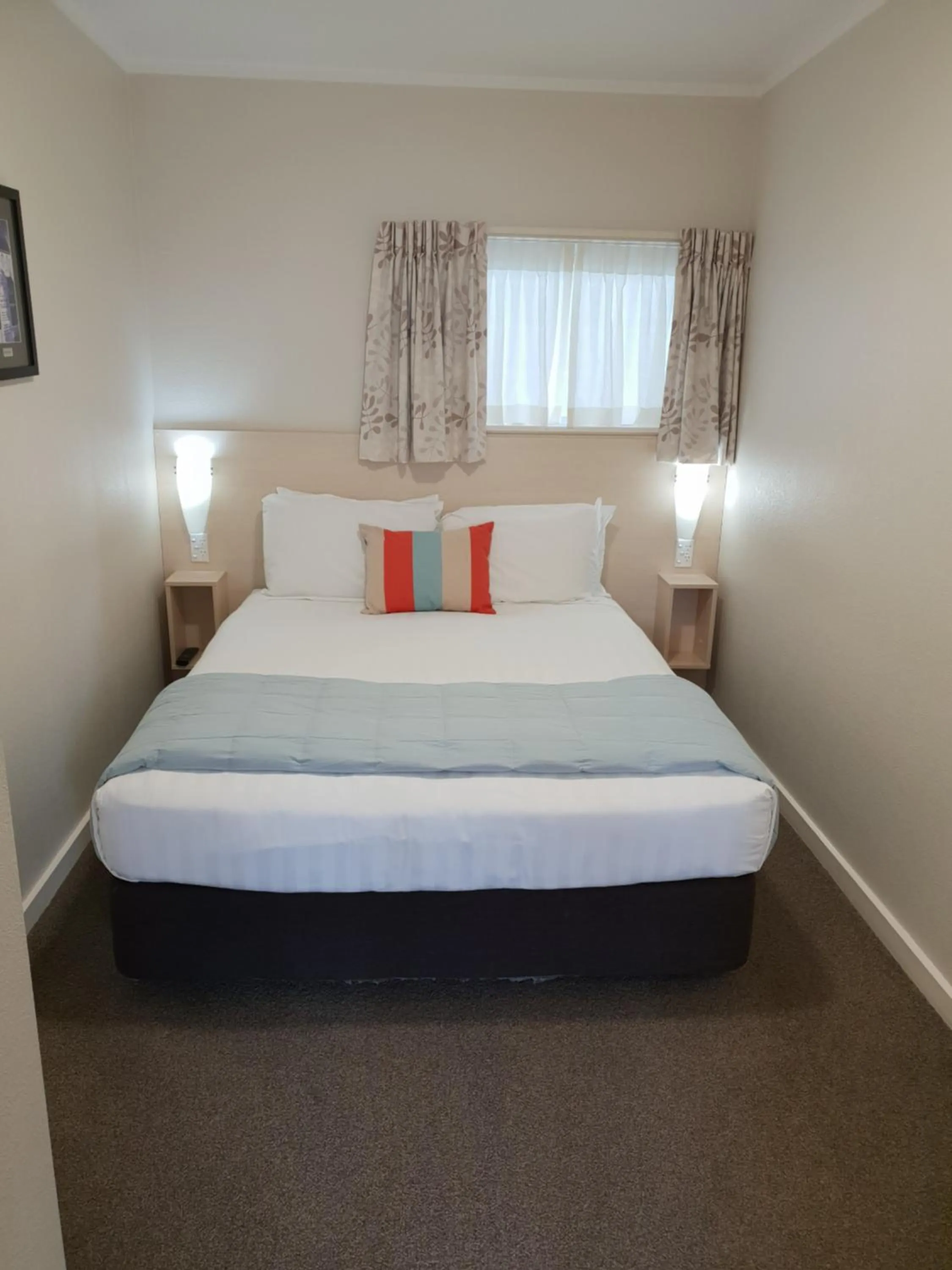 Bed in Hananui Lodge and Apartments