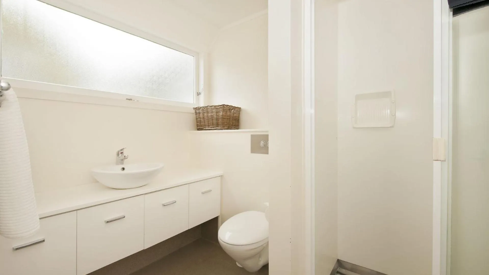 Bathroom in Hananui Lodge and Apartments
