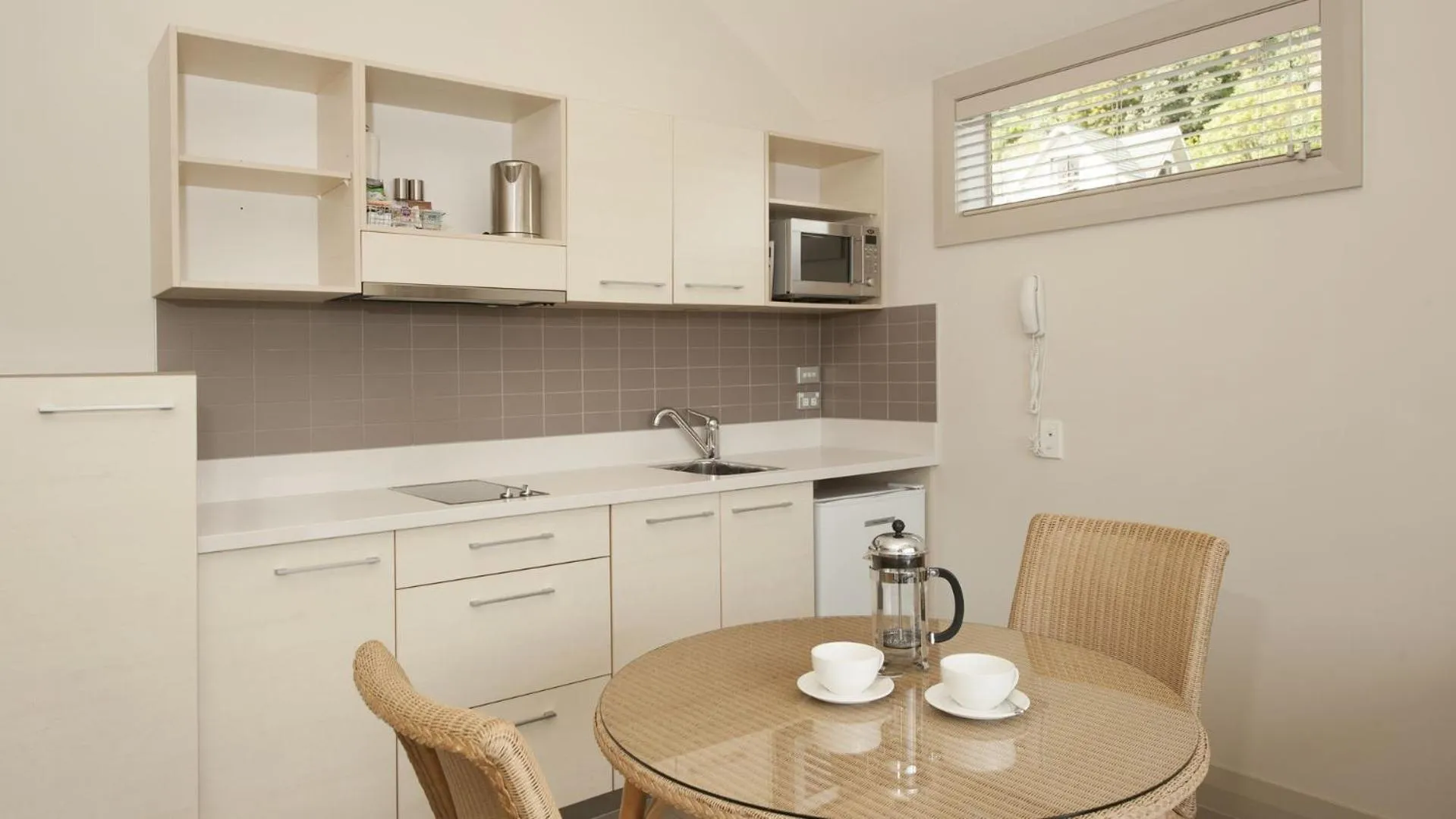 Kitchen or kitchenette in Hananui Lodge and Apartments