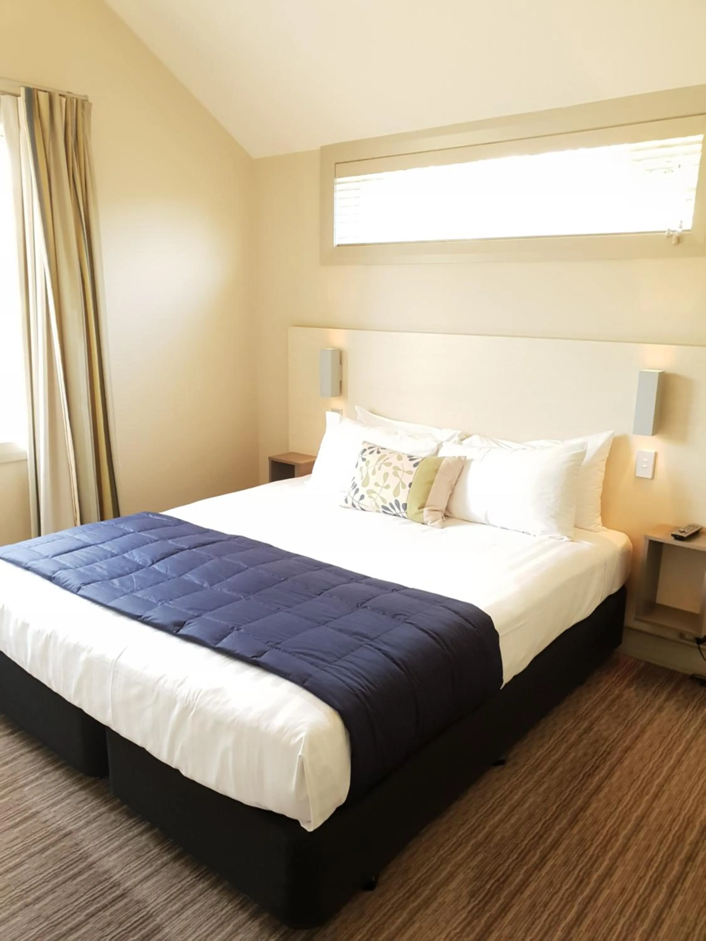 Bed in Hananui Lodge and Apartments