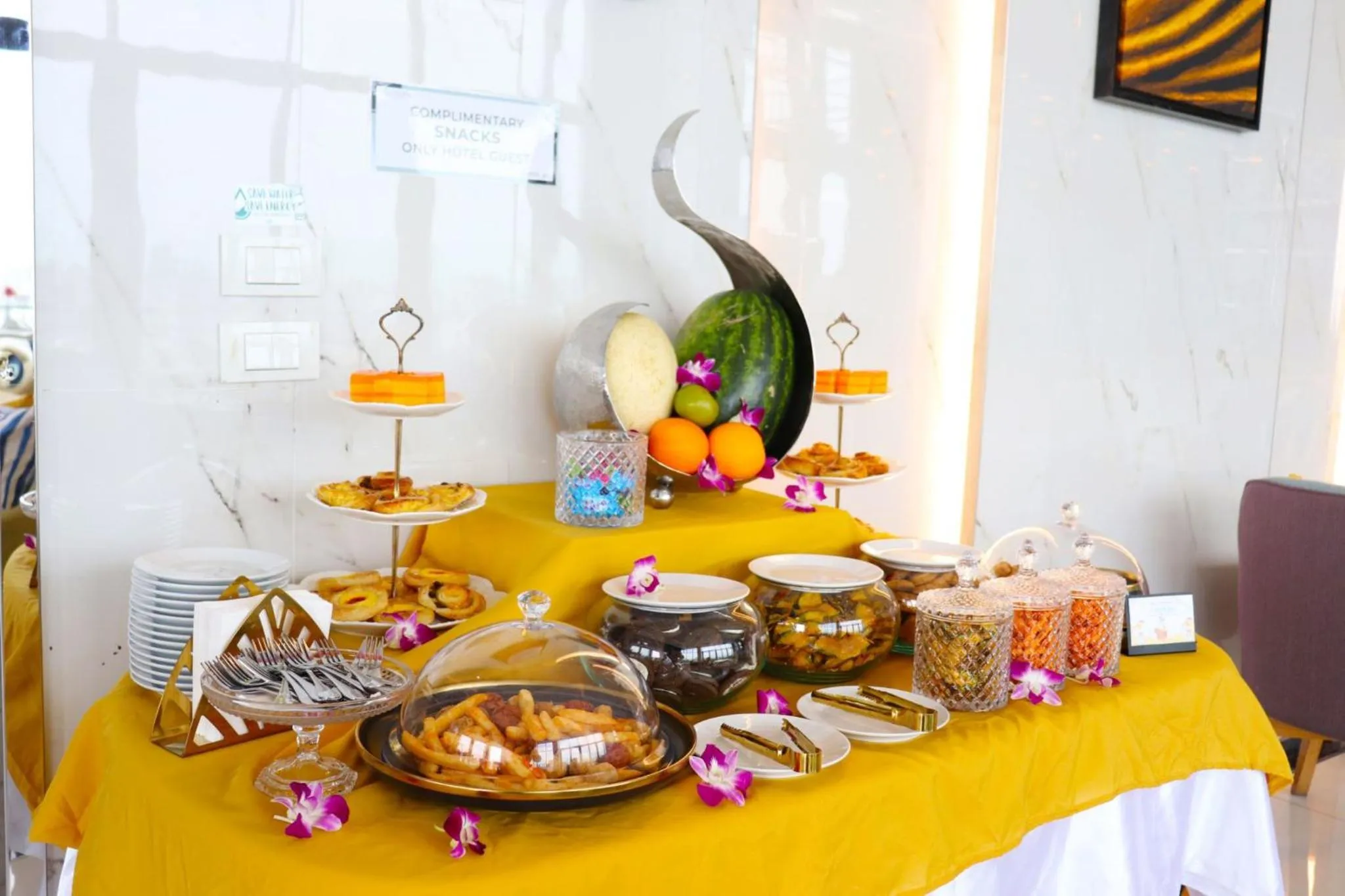 Lounge or bar in The Quarter Ari by UHG