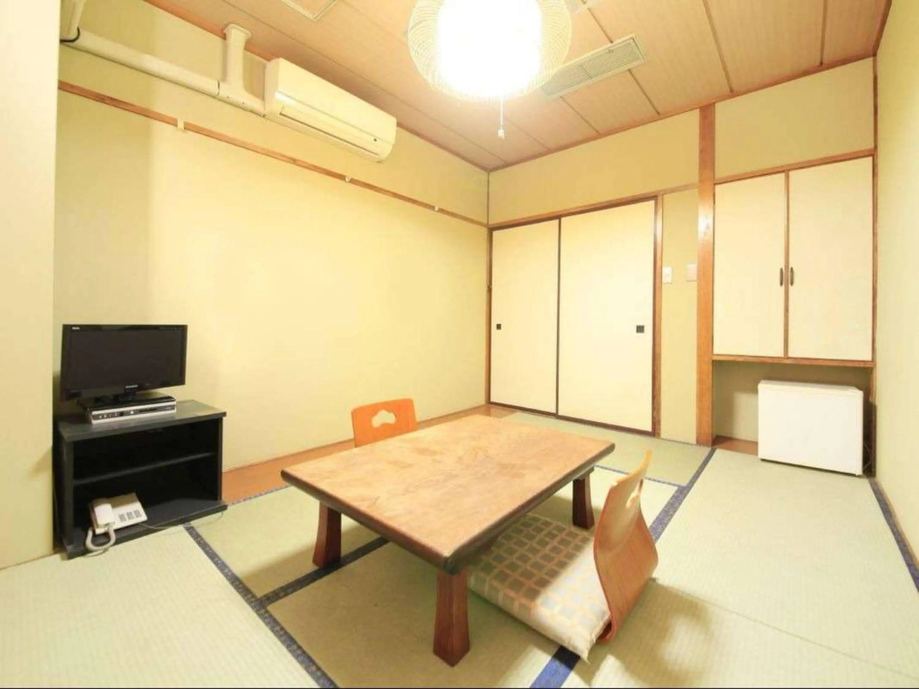 Photo of the whole room in U Topia