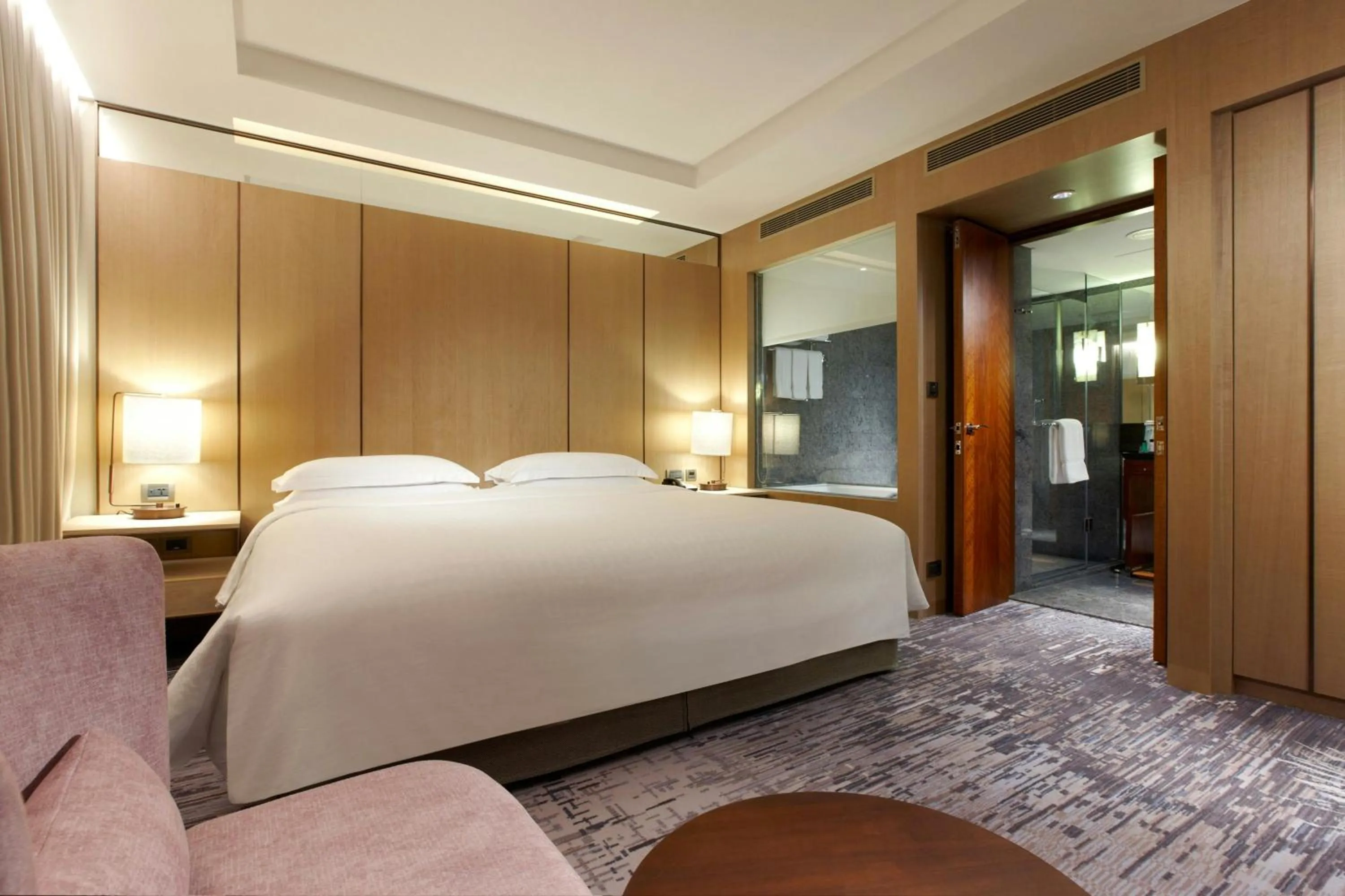 Photo of the whole room, Bed in Sheraton Grand Taipei Hotel