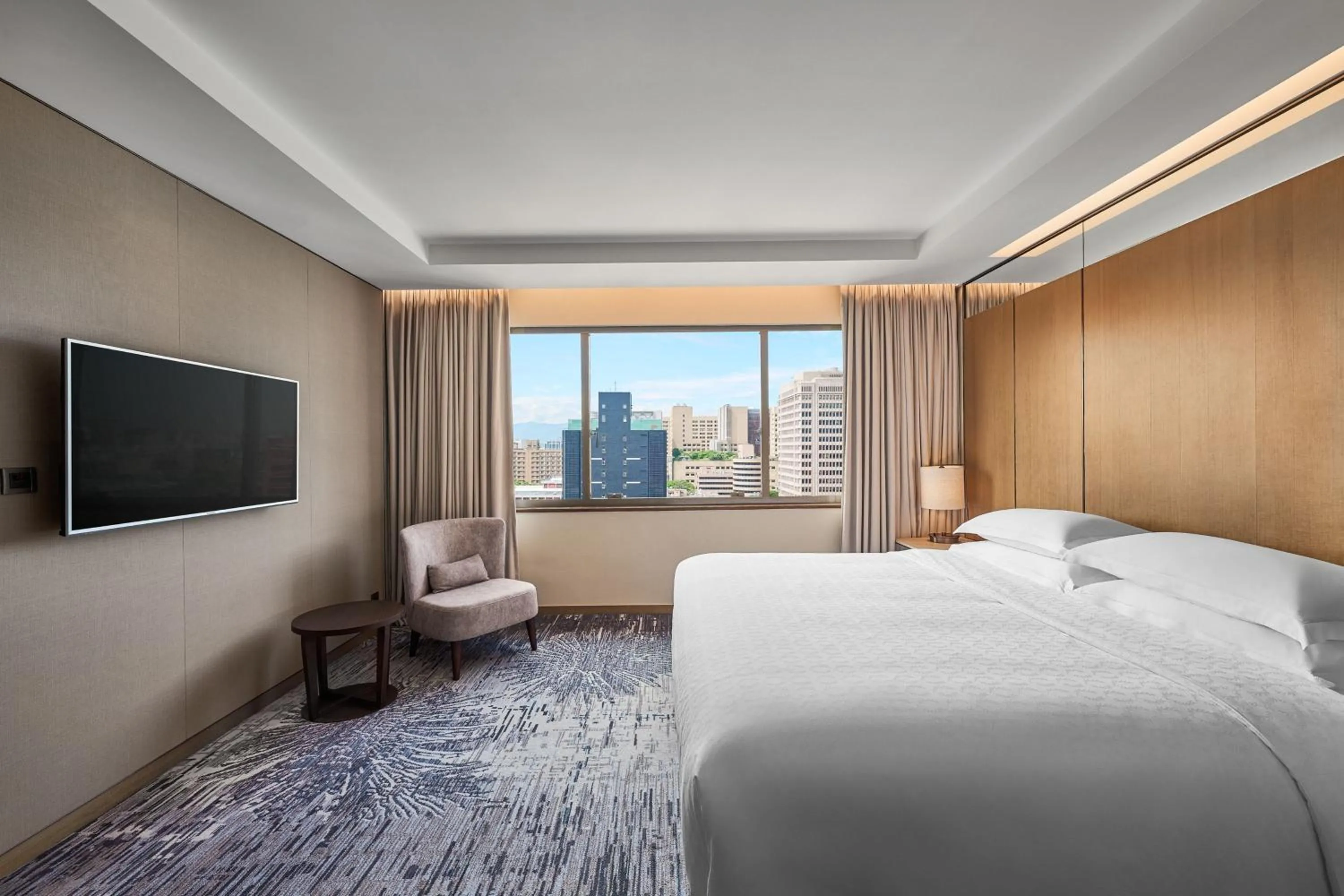 Photo of the whole room, Bed in Sheraton Grand Taipei Hotel