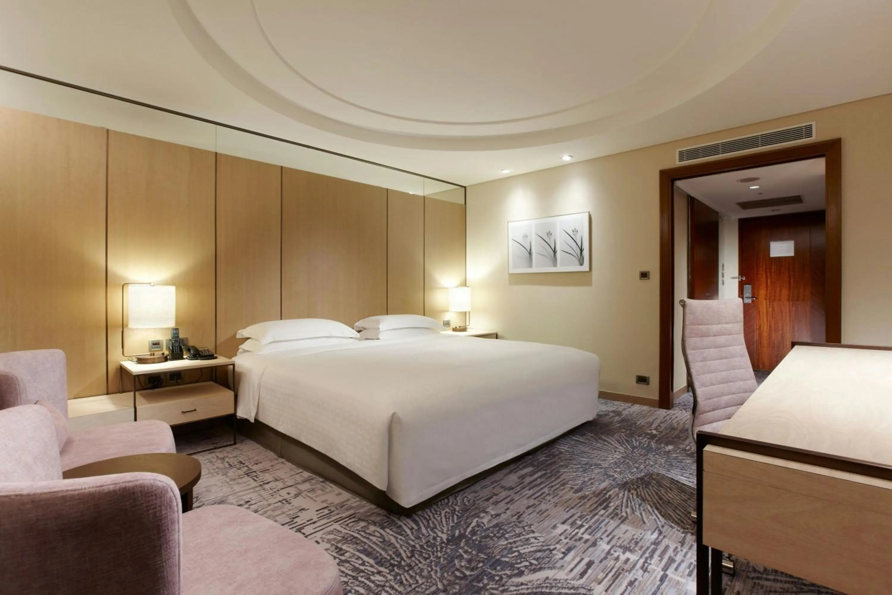 Photo of the whole room, Bed in Sheraton Grand Taipei Hotel