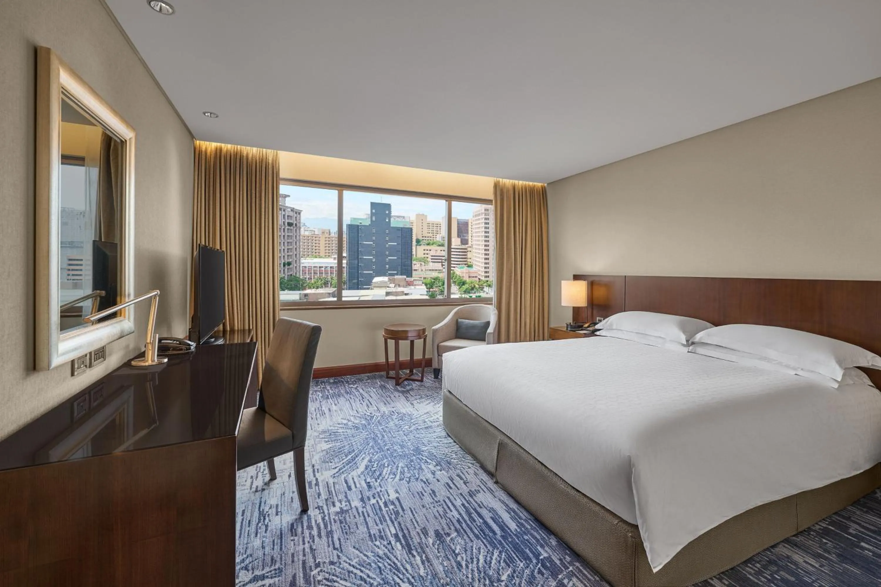 Photo of the whole room, Bed in Sheraton Grand Taipei Hotel