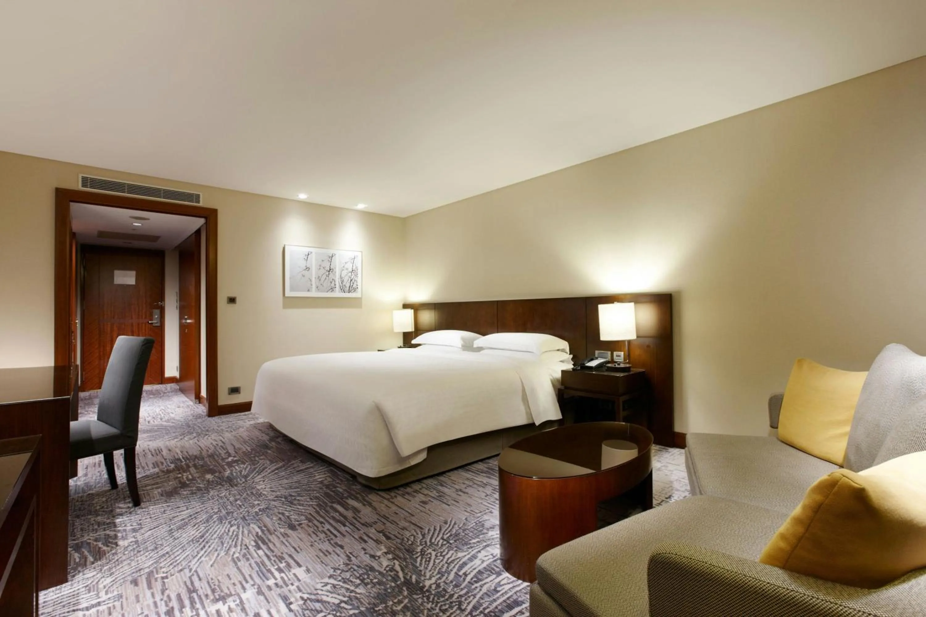 Photo of the whole room, Bed in Sheraton Grand Taipei Hotel