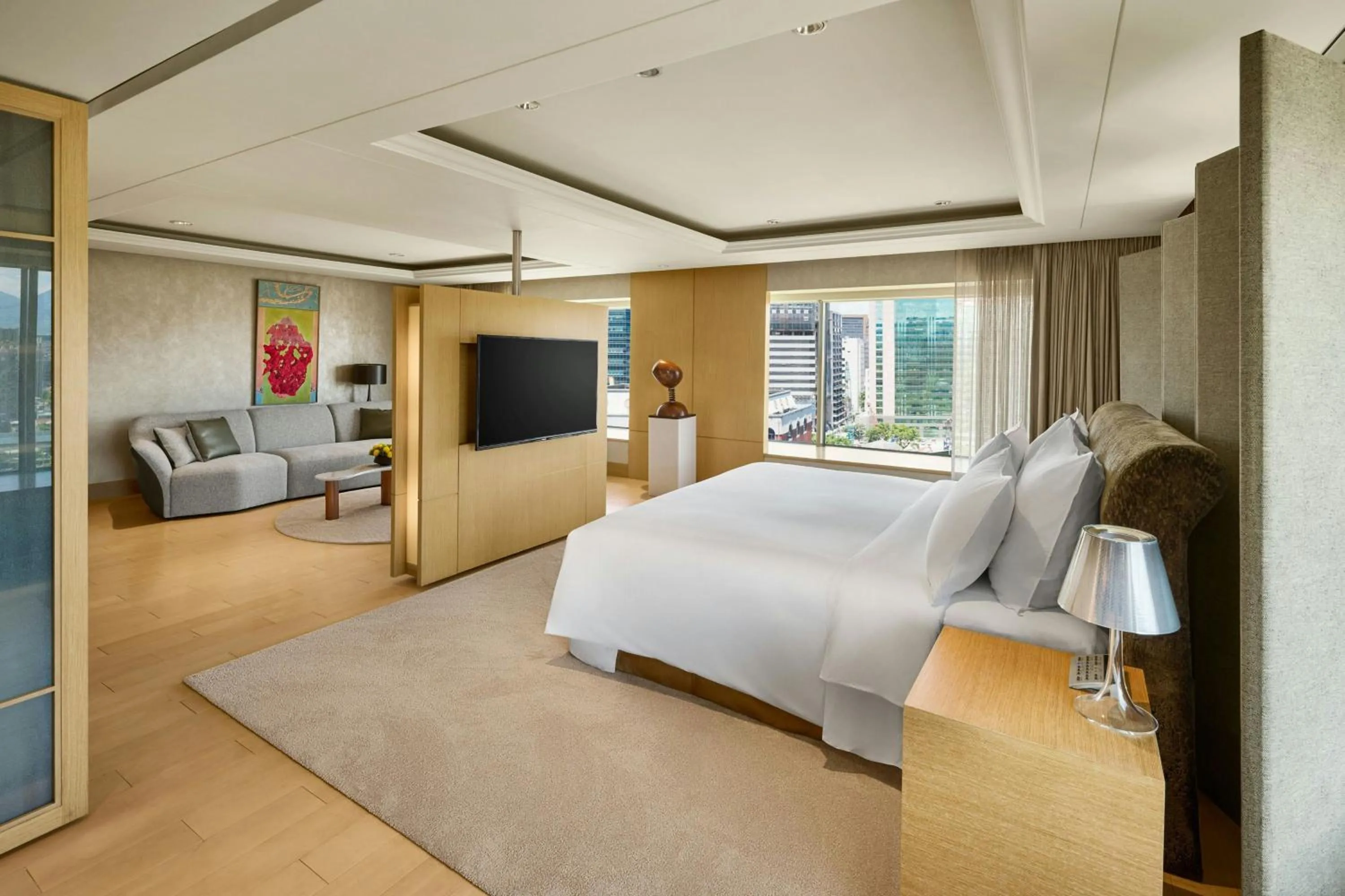 Photo of the whole room, Bed in Sheraton Grand Taipei Hotel