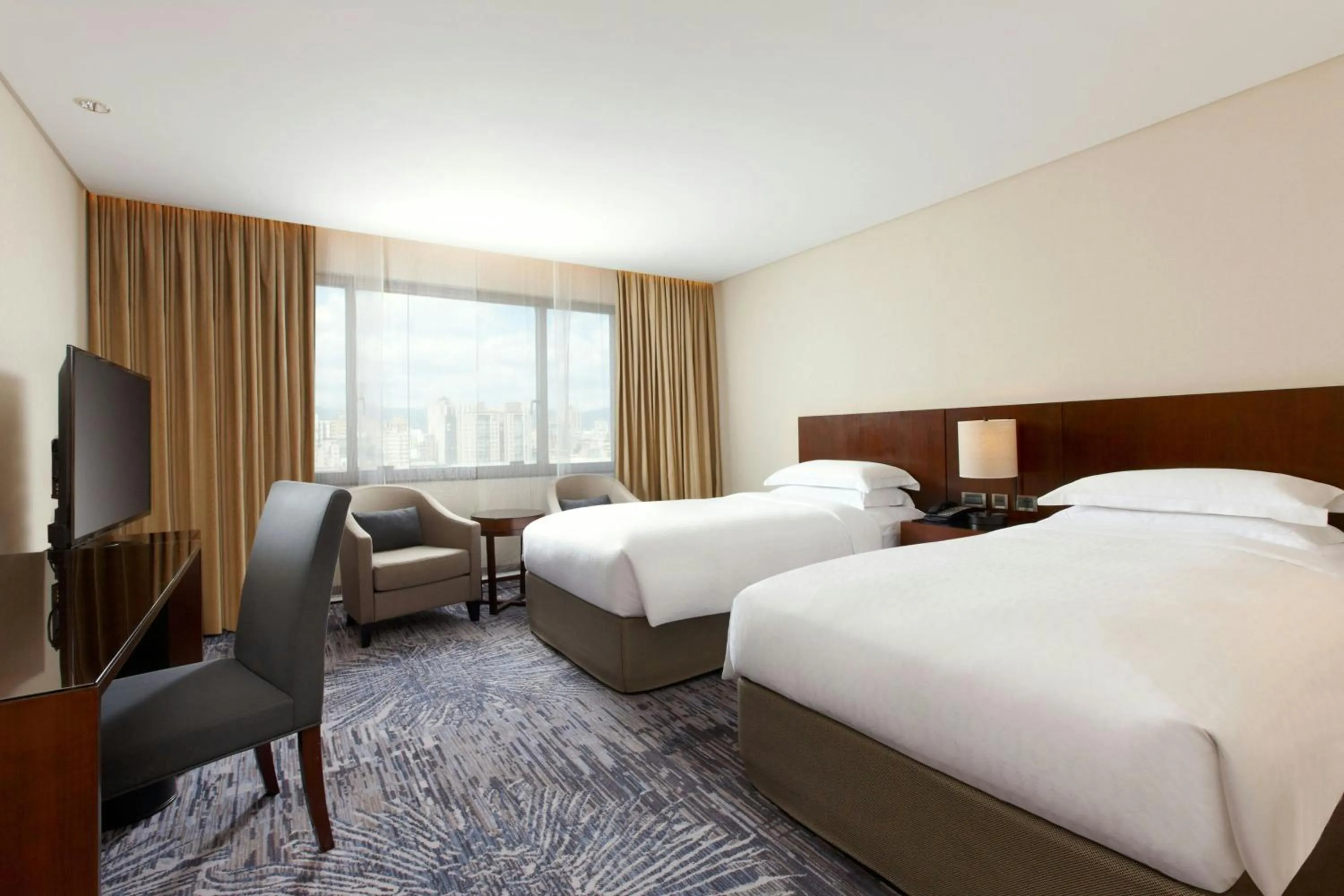 Photo of the whole room, Bed in Sheraton Grand Taipei Hotel