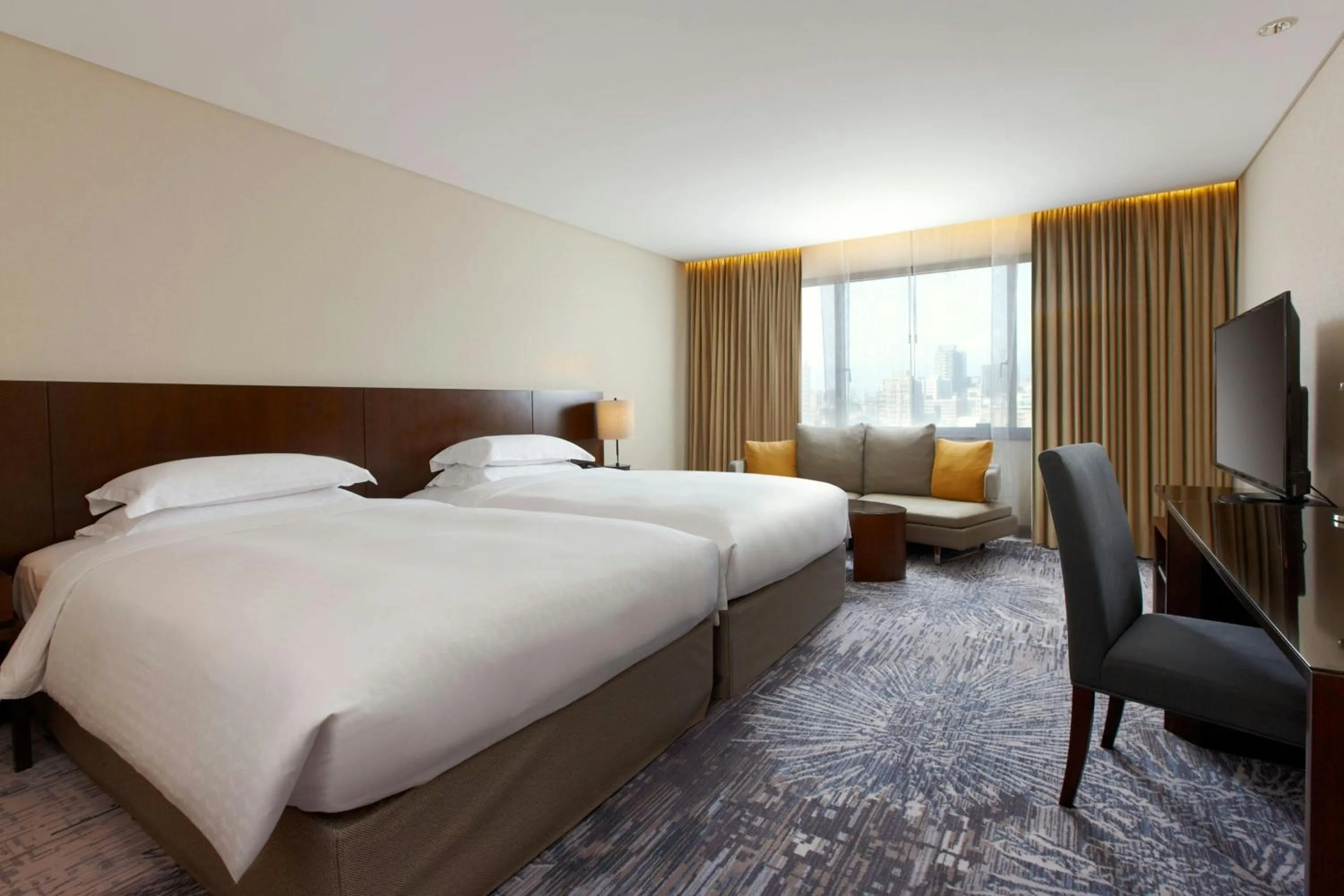 Photo of the whole room, Bed in Sheraton Grand Taipei Hotel