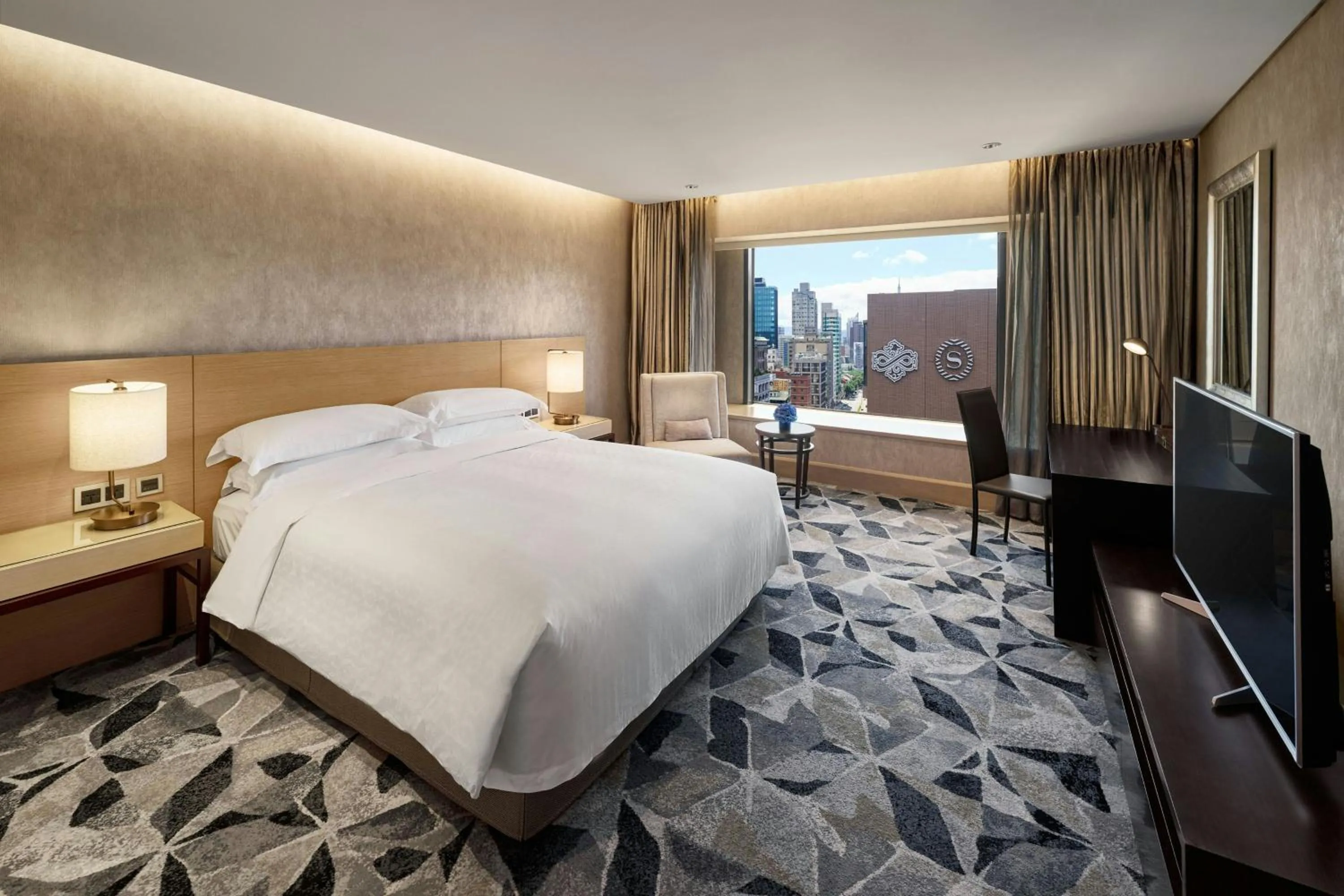 Photo of the whole room, Bed in Sheraton Grand Taipei Hotel