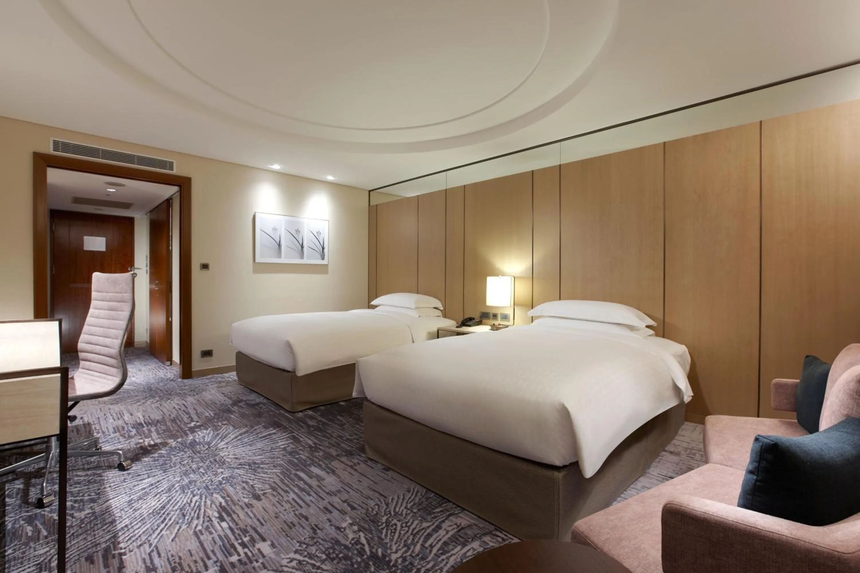 Photo of the whole room, Bed in Sheraton Grand Taipei Hotel