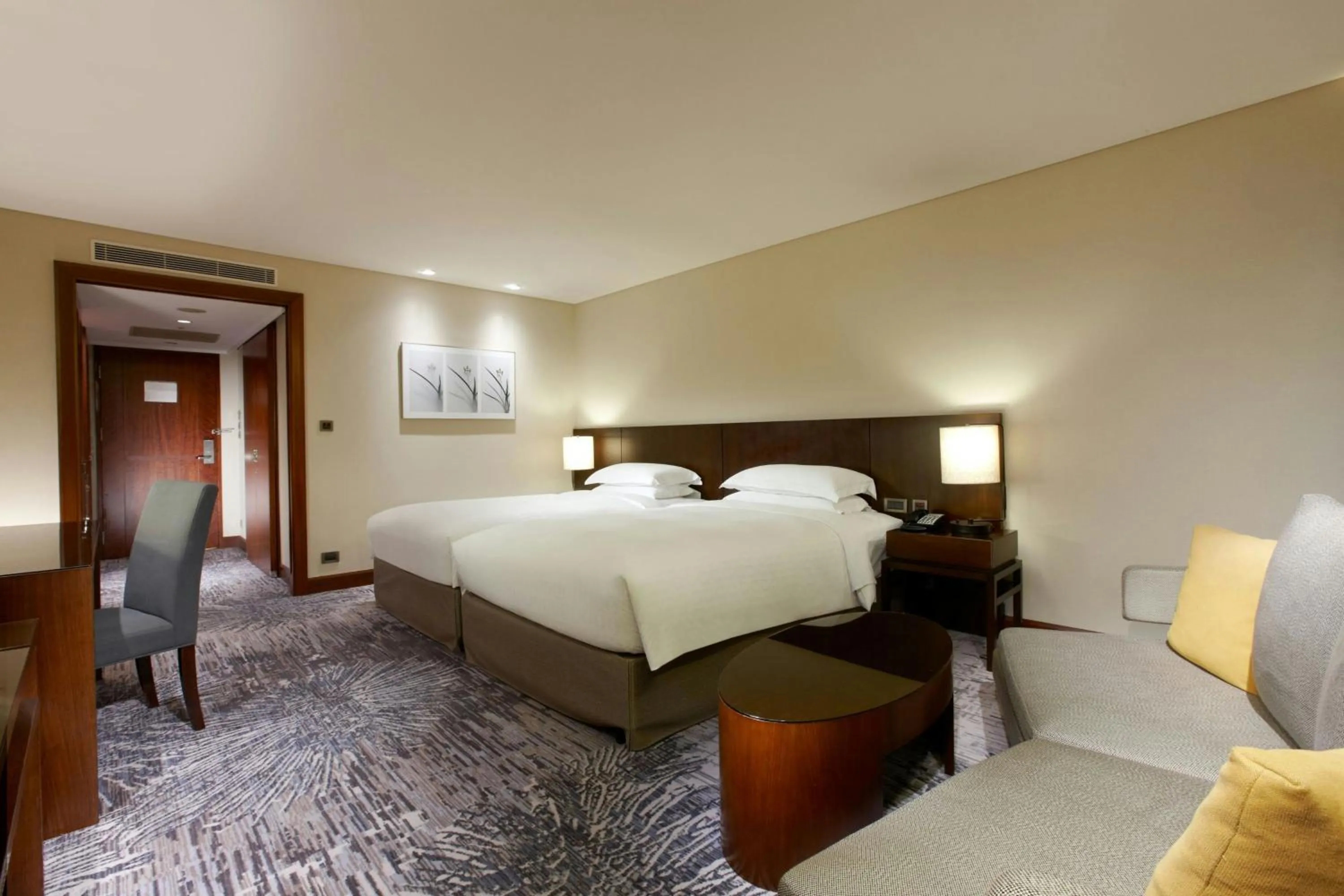 Photo of the whole room, Bed in Sheraton Grand Taipei Hotel