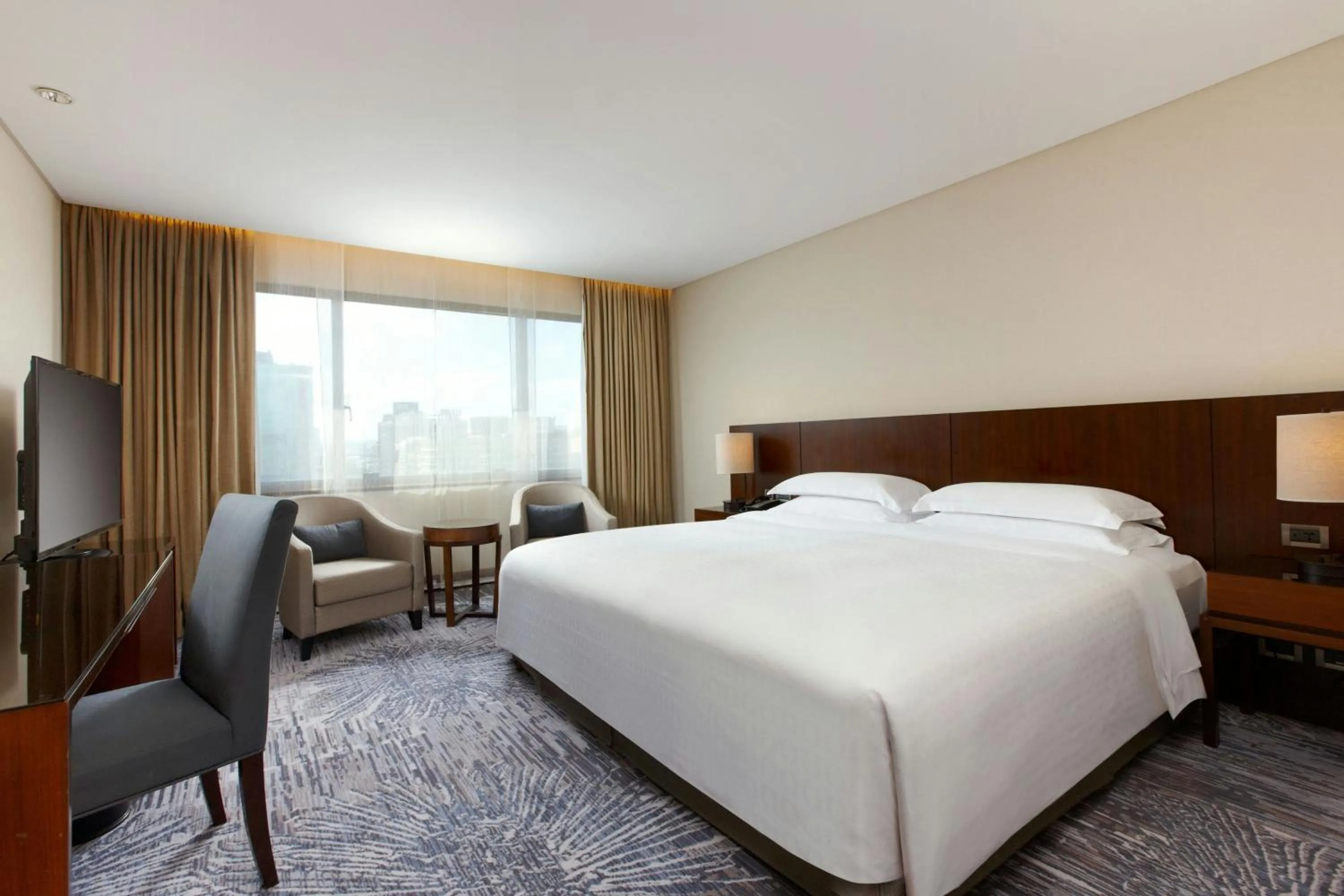 Photo of the whole room, Bed in Sheraton Grand Taipei Hotel