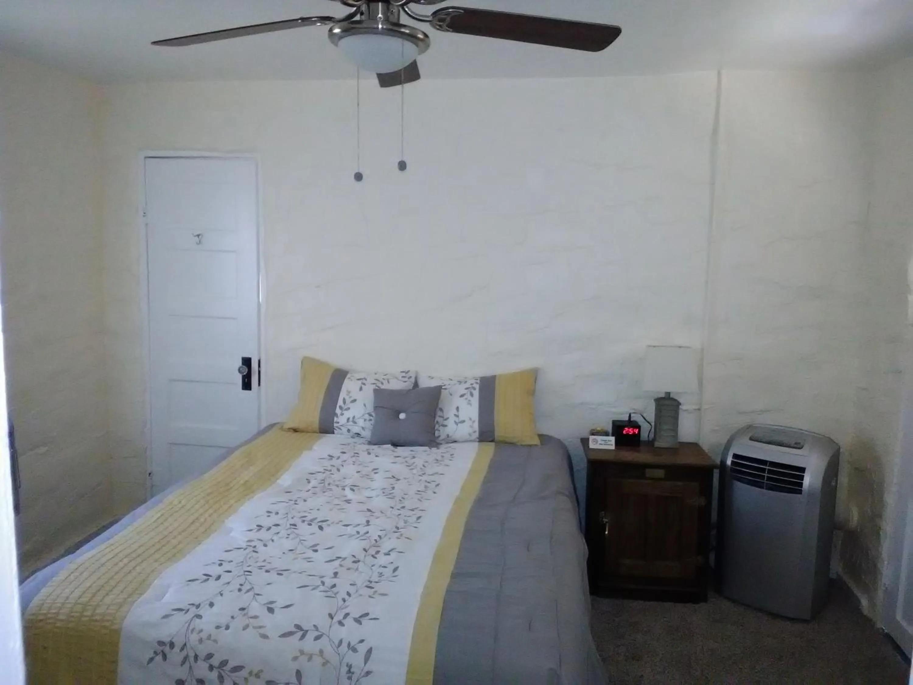 Bedroom, Bed in Grand Canyon West Hotel Sheps Miners Inn