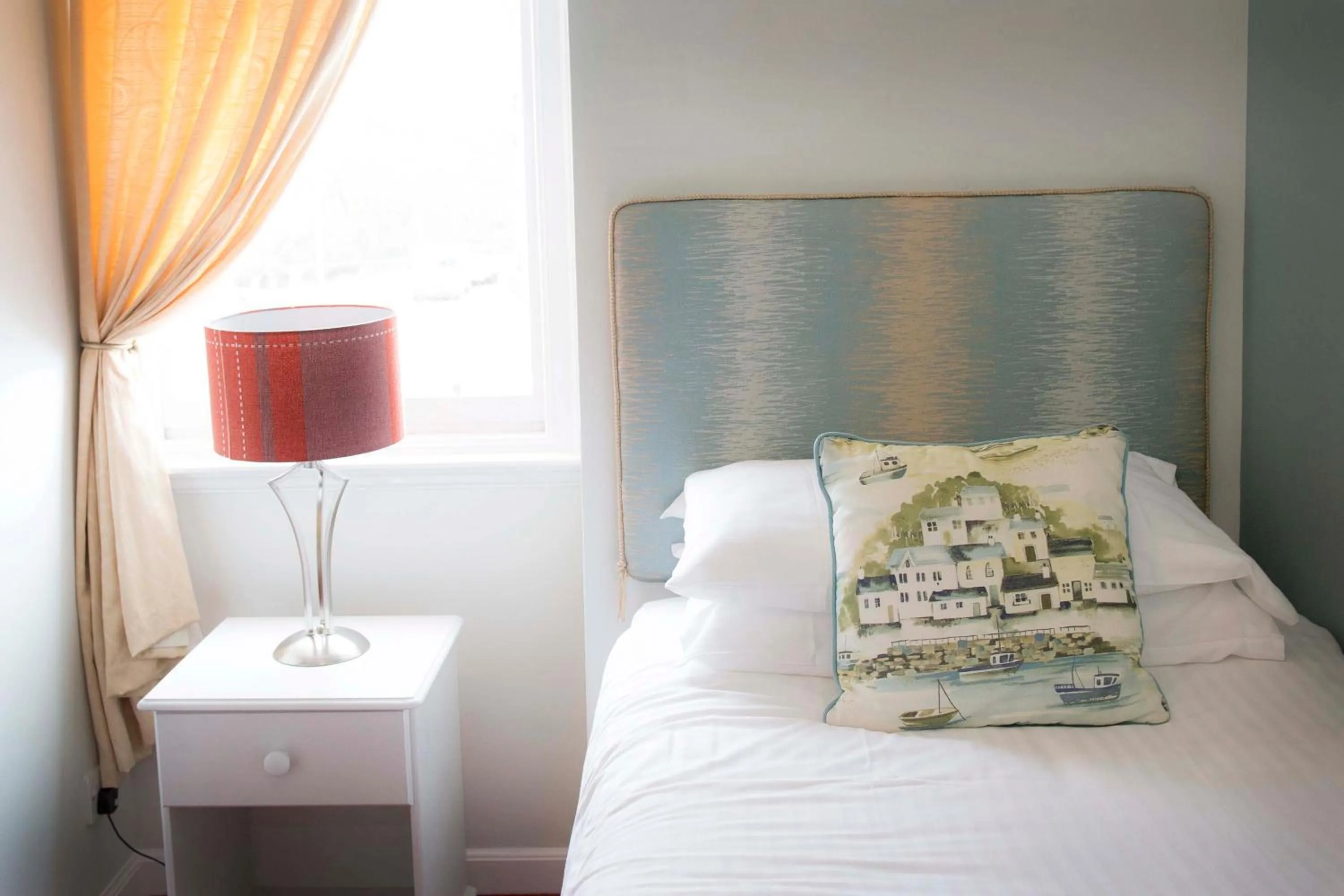 Bedroom, Bed in The Royal Oak Hotel