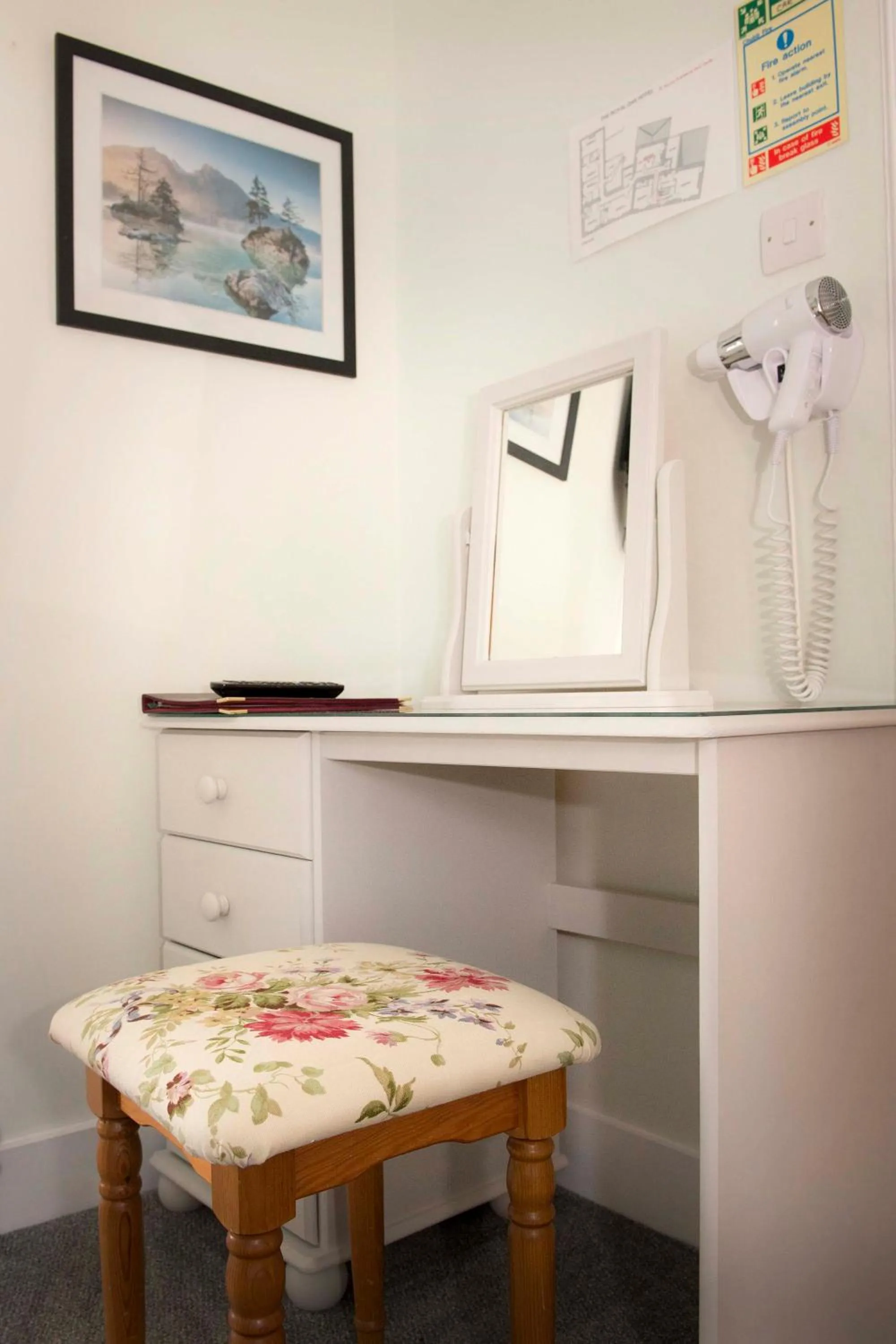 Bedroom in The Royal Oak Hotel