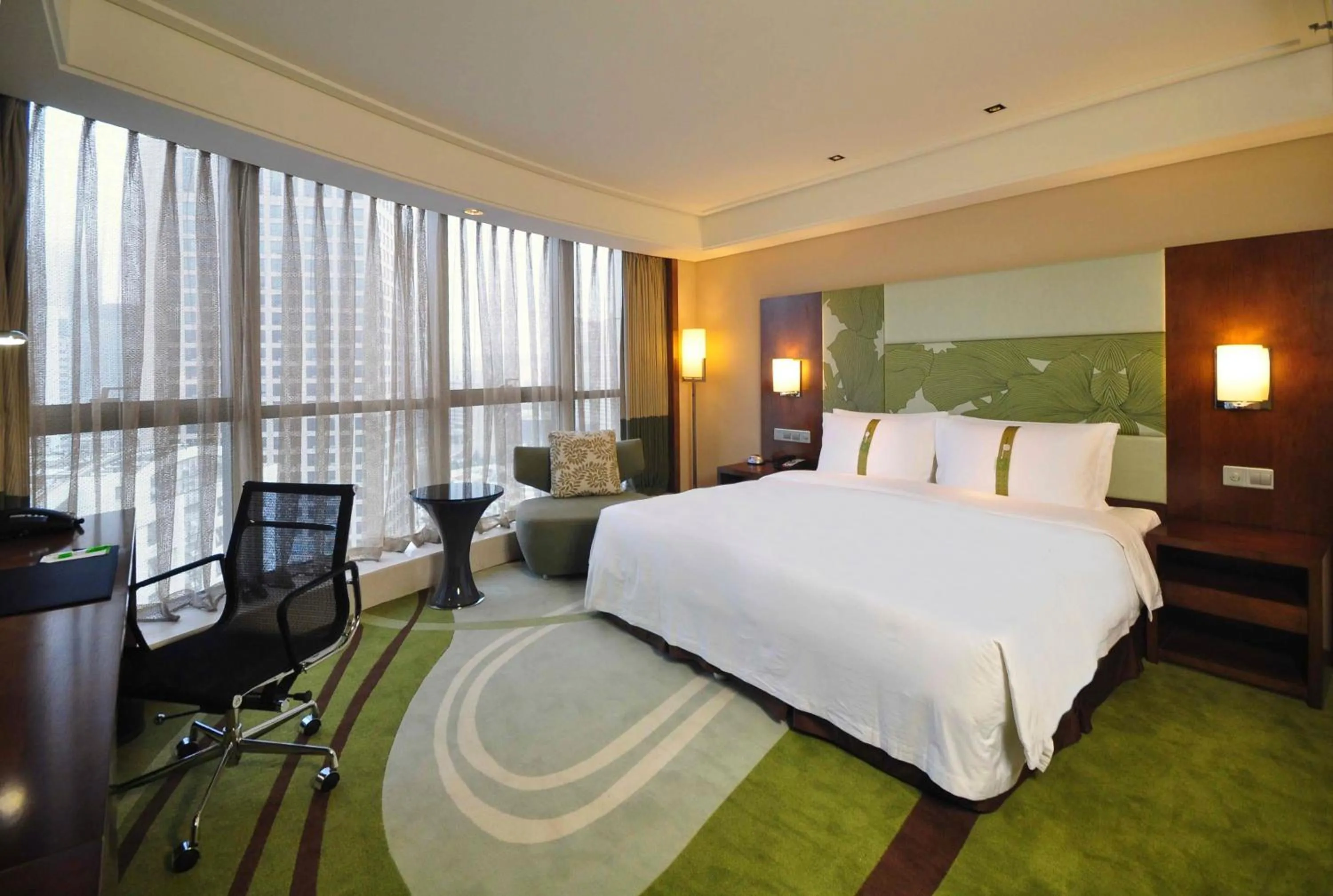 Photo of the whole room, Bed in Holiday Inn Qingdao City Center by IHG - May 4th Square