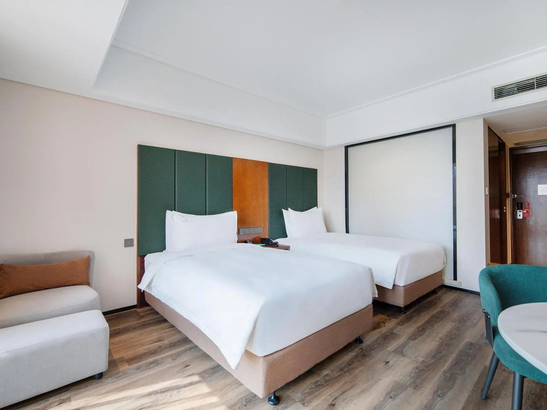 Bedroom, Bed in Holiday Inn Qingdao City Center by IHG - May 4th Square