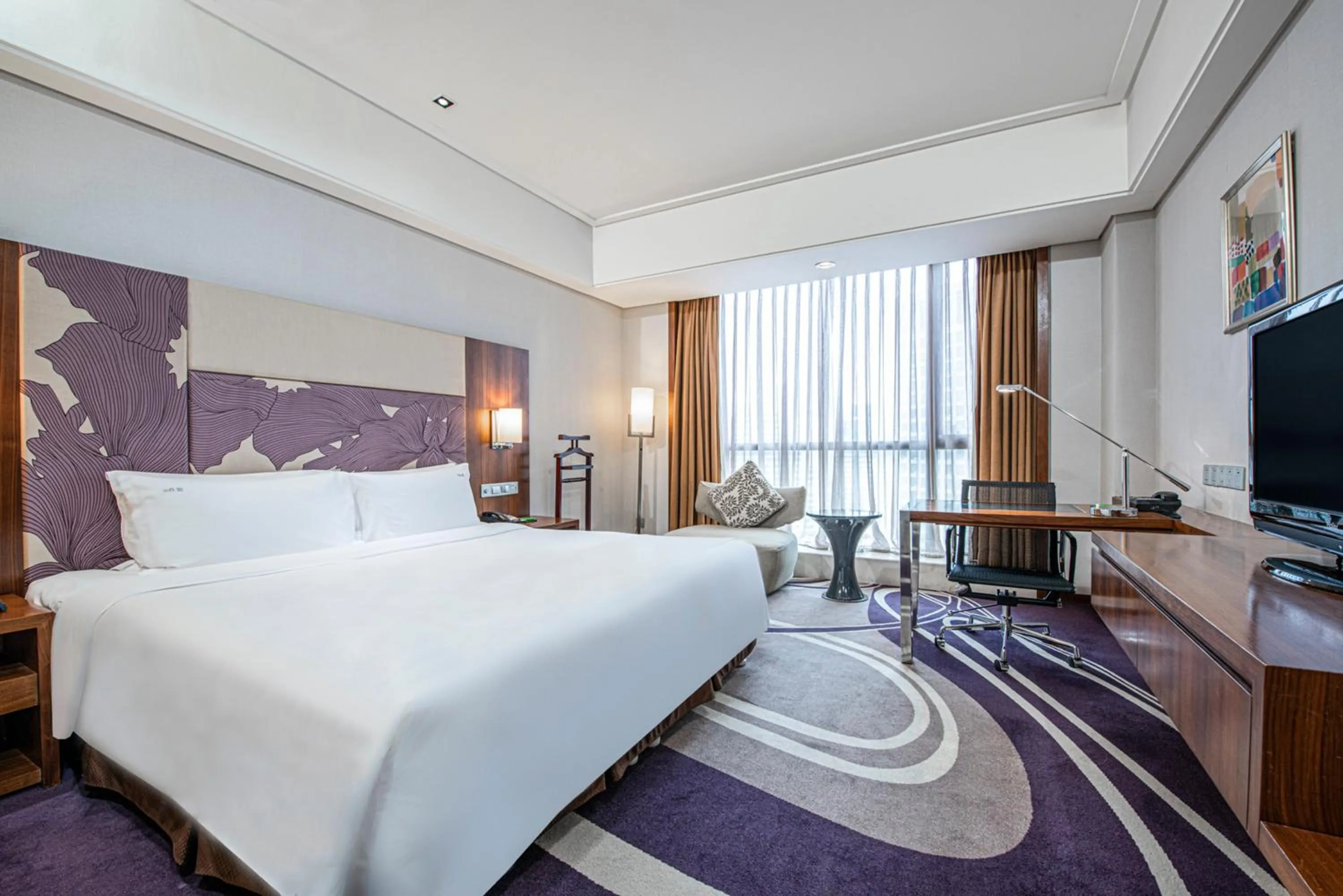 Bedroom, Bed in Holiday Inn Qingdao City Center by IHG - May 4th Square