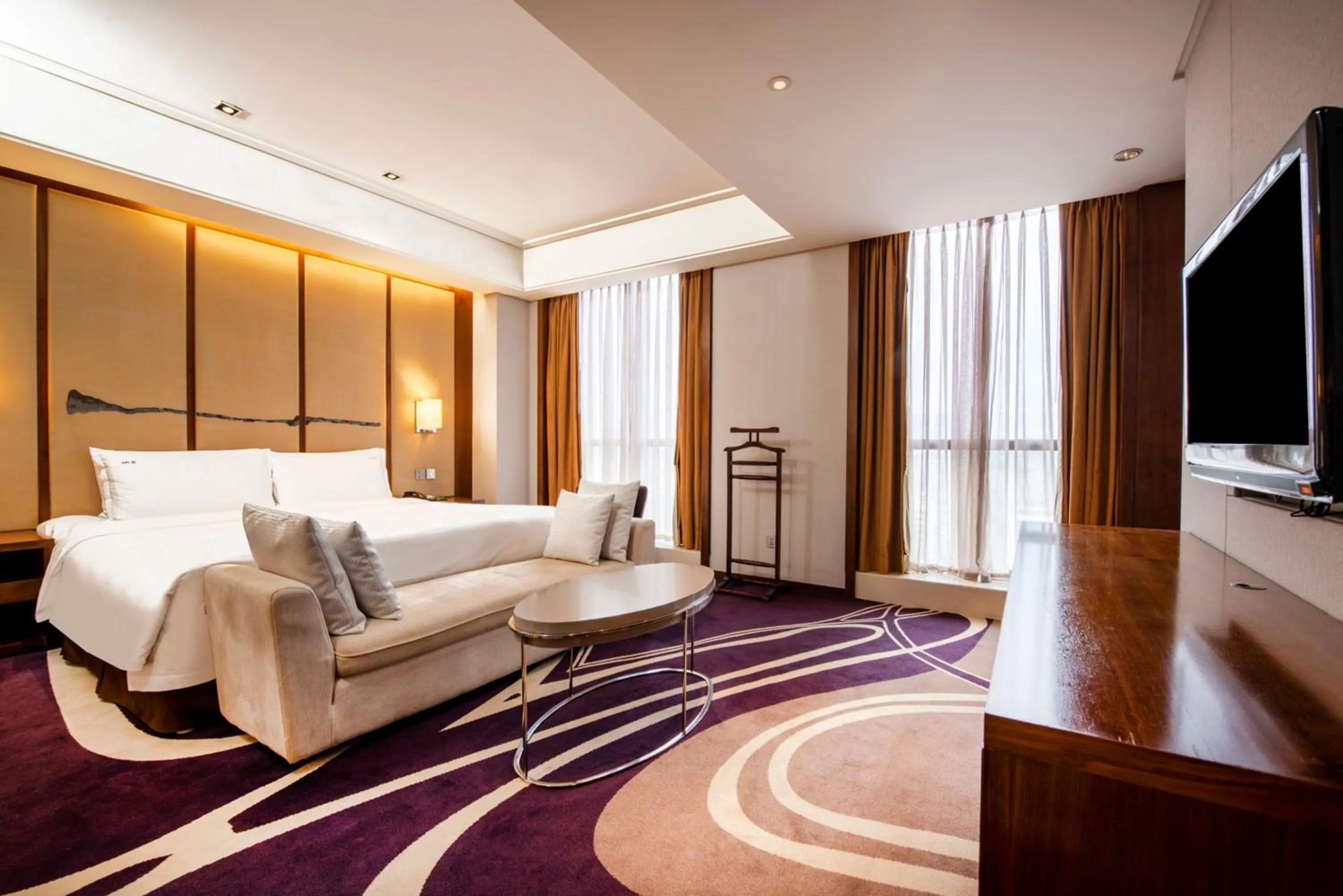 Photo of the whole room, Bed in Holiday Inn Qingdao City Center by IHG - May 4th Square