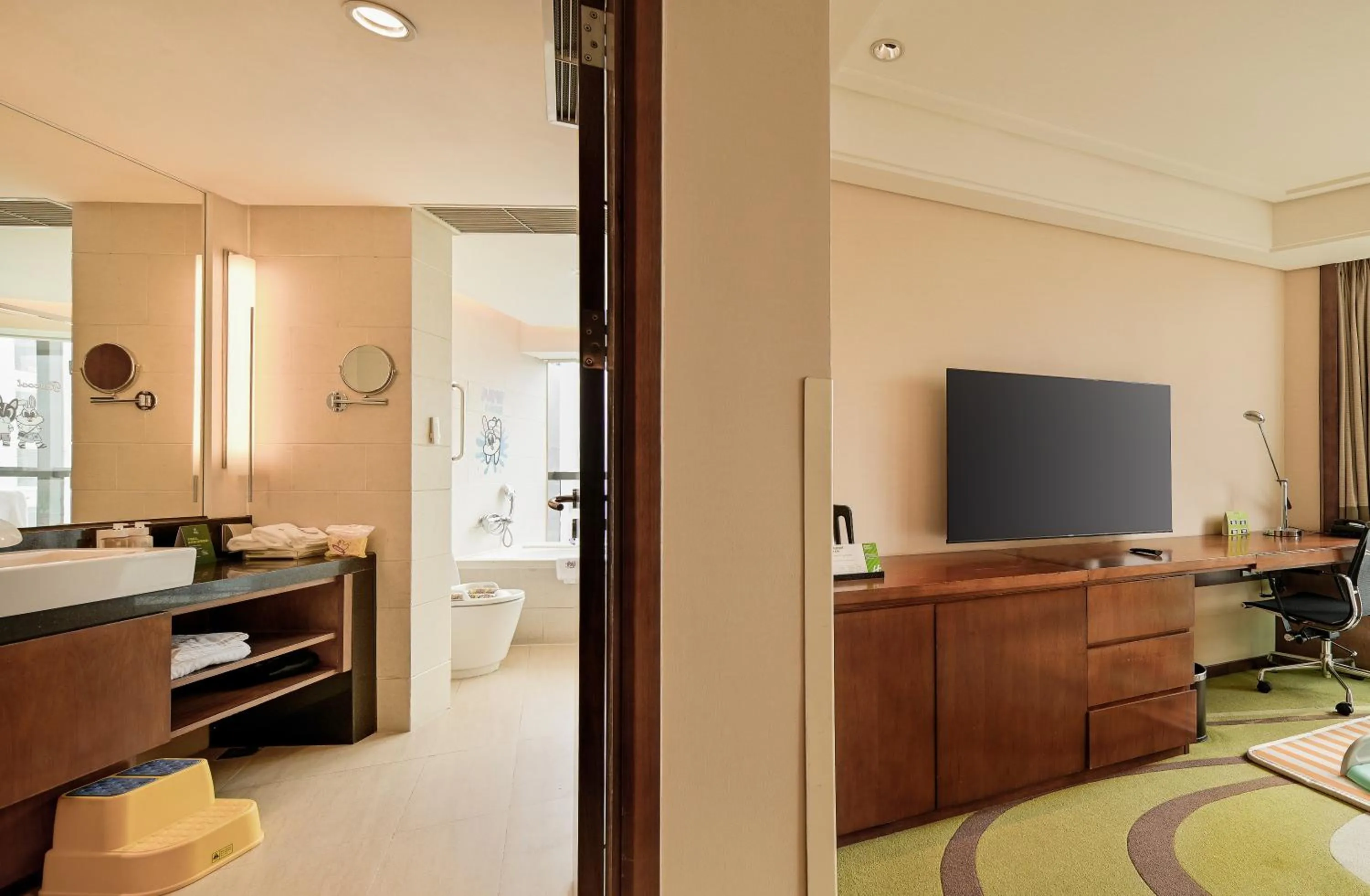 TV and multimedia in Holiday Inn Qingdao City Center by IHG - May 4th Square