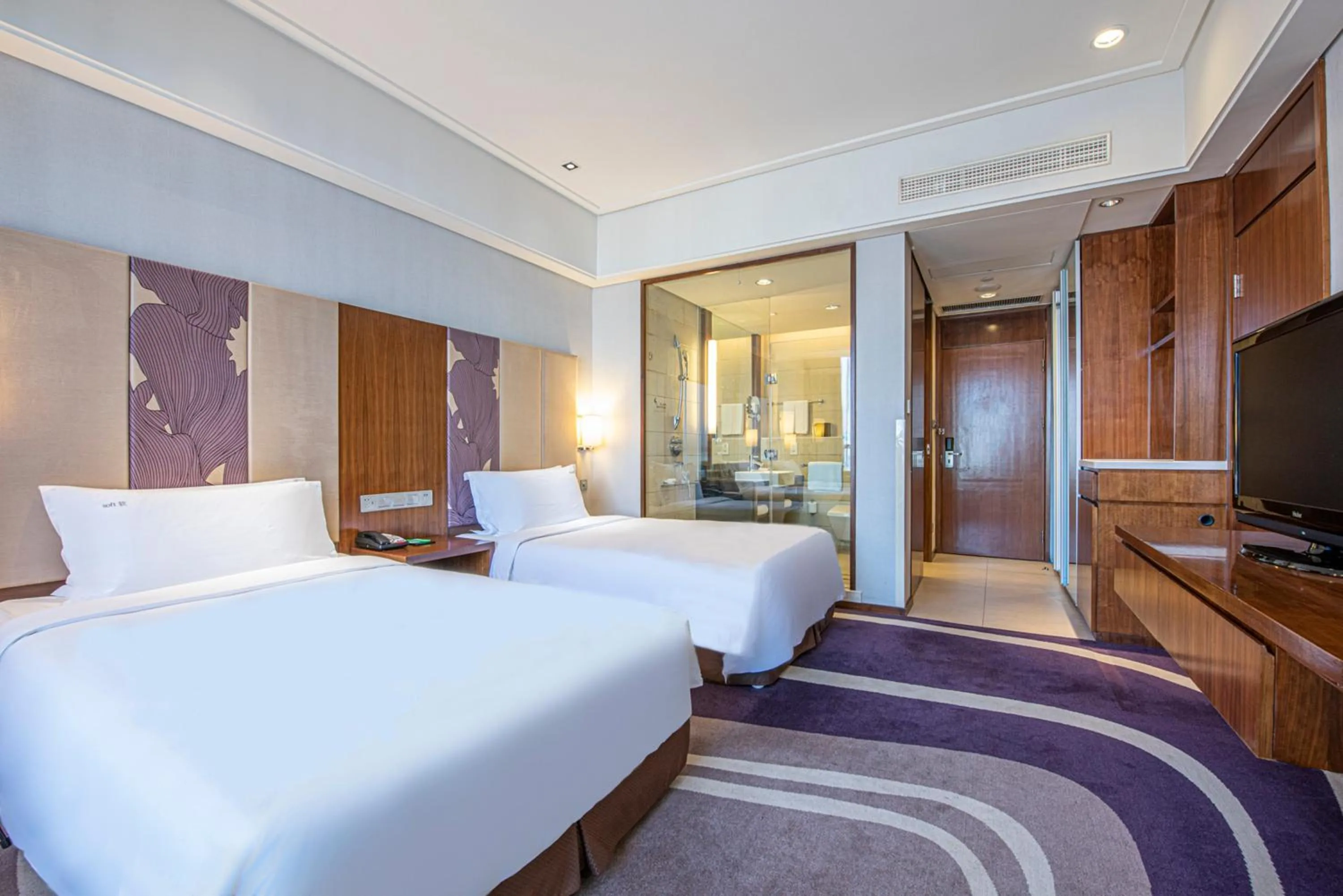 Photo of the whole room, Bed in Holiday Inn Qingdao City Center by IHG - May 4th Square