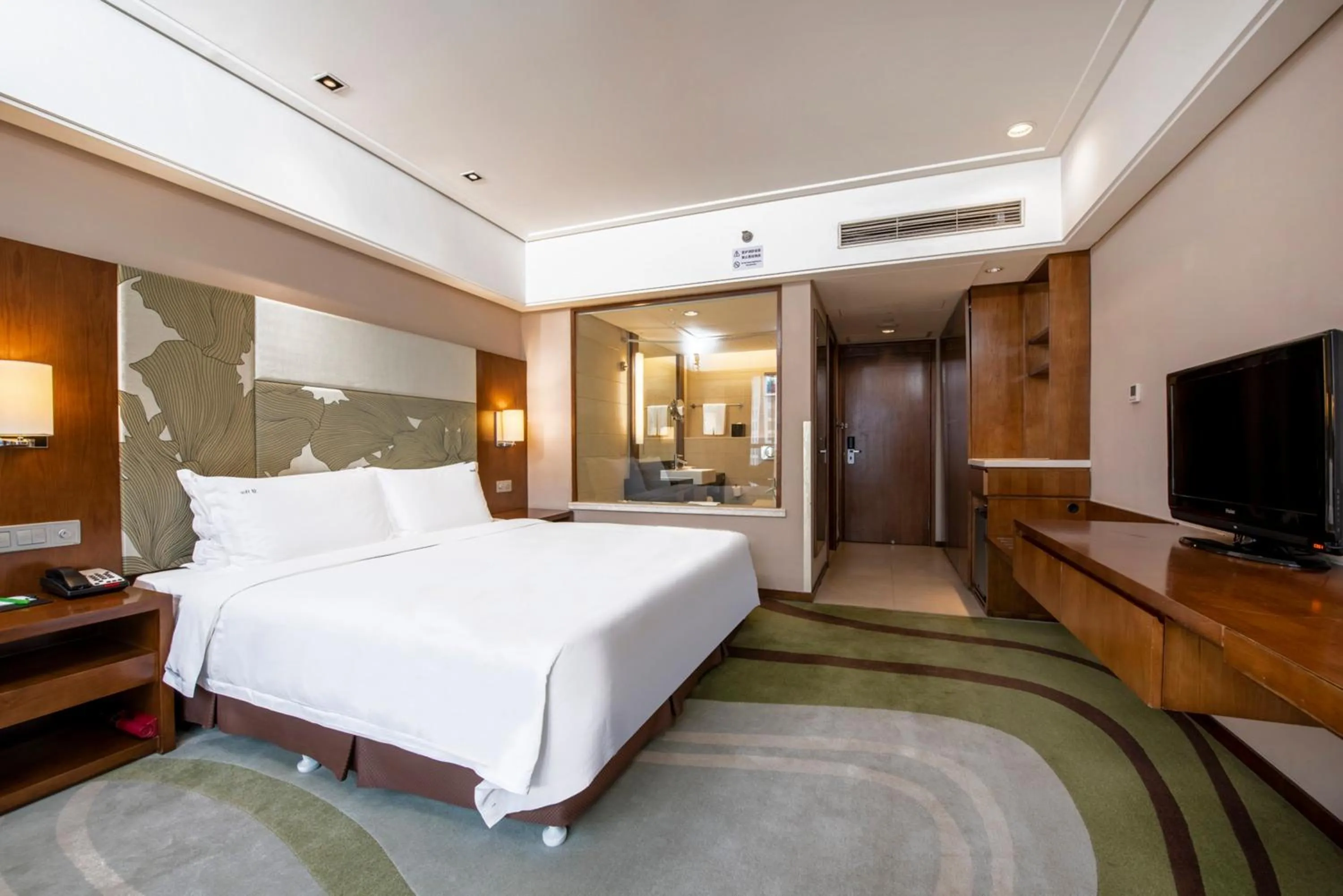 Photo of the whole room, Bed in Holiday Inn Qingdao City Center by IHG - May 4th Square