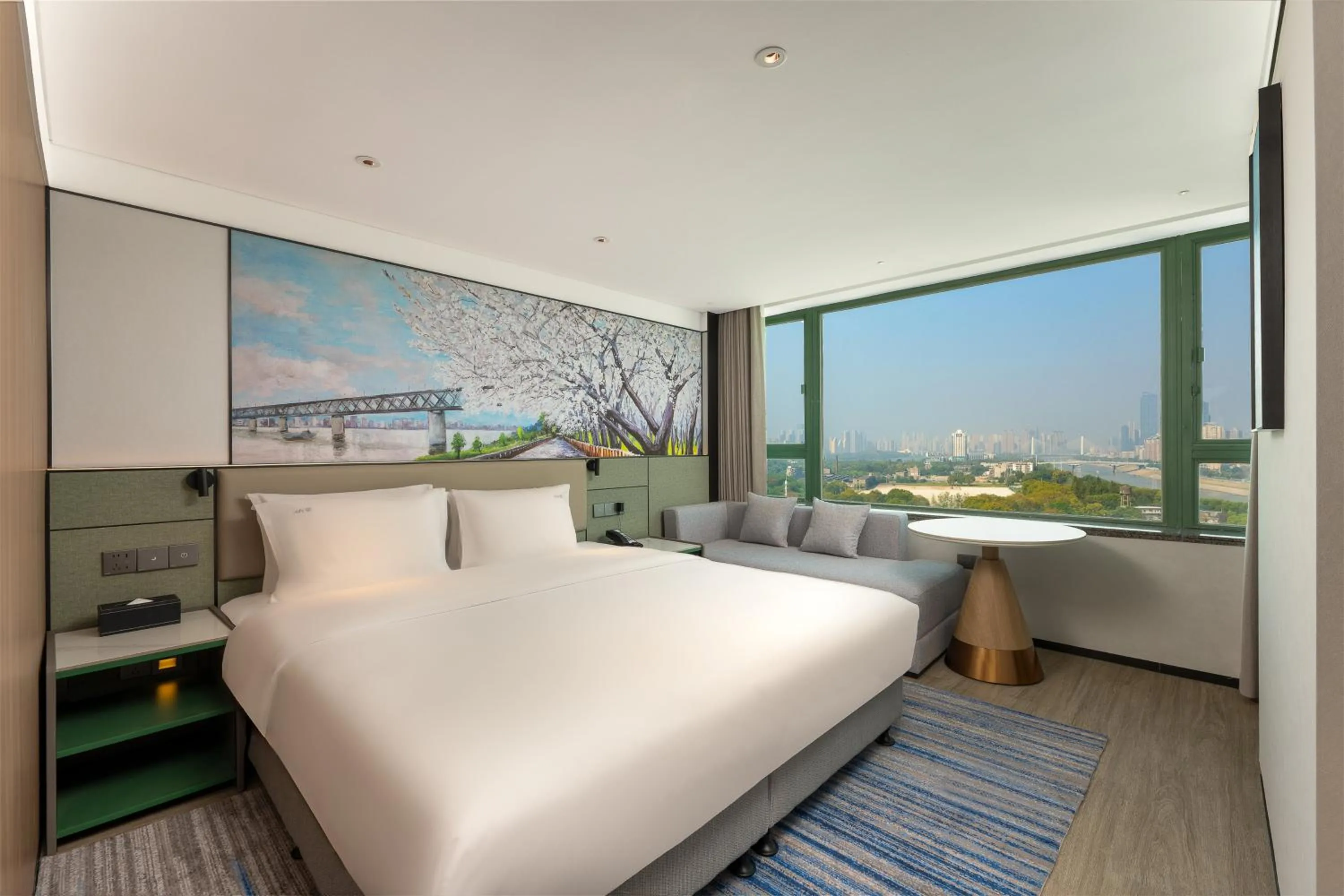Photo of the whole room, Bed in Holiday Inn Wuhan Riverside by IHG