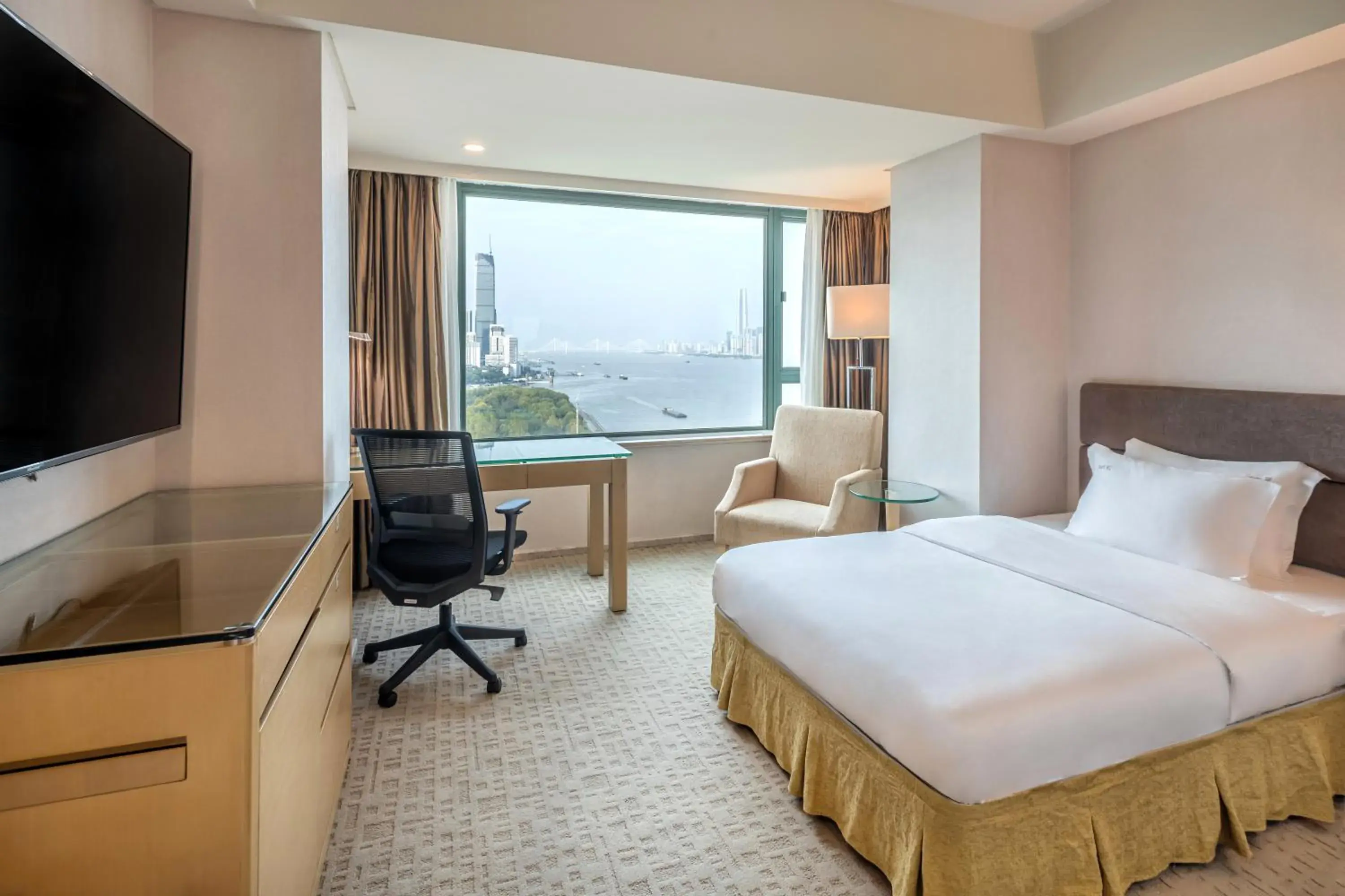 Standard Twin Room with River View in Holiday Inn Wuhan Riverside by IHG Standard Twin Room with River View in Holiday Inn Wuhan Riverside by IHG