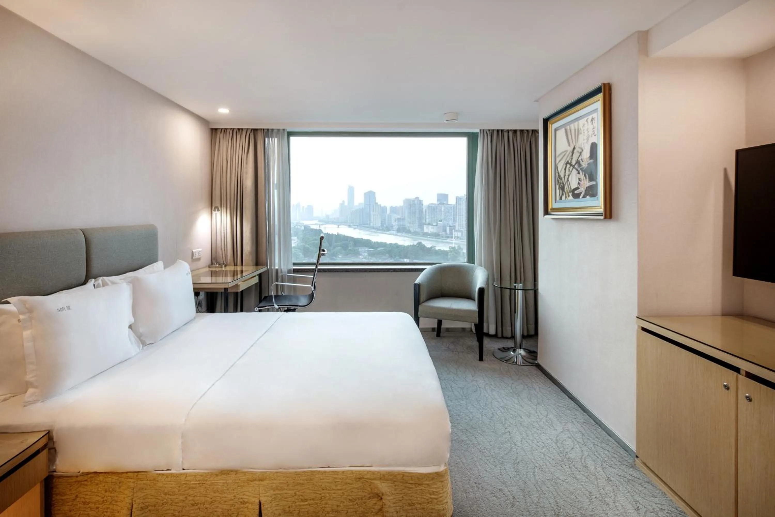 Photo of the whole room, Bed in Holiday Inn Wuhan Riverside by IHG