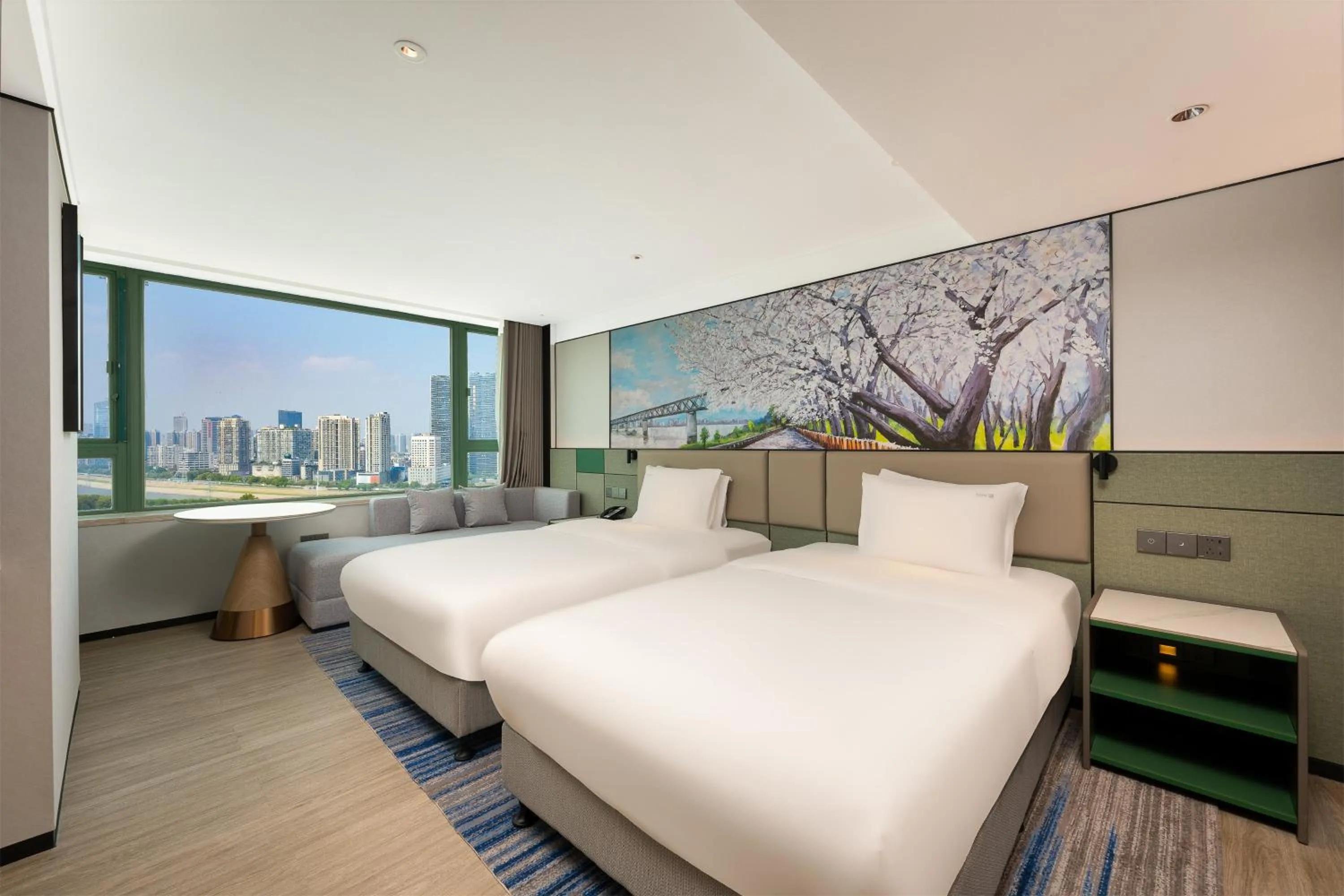 Photo of the whole room, Bed in Holiday Inn Wuhan Riverside by IHG