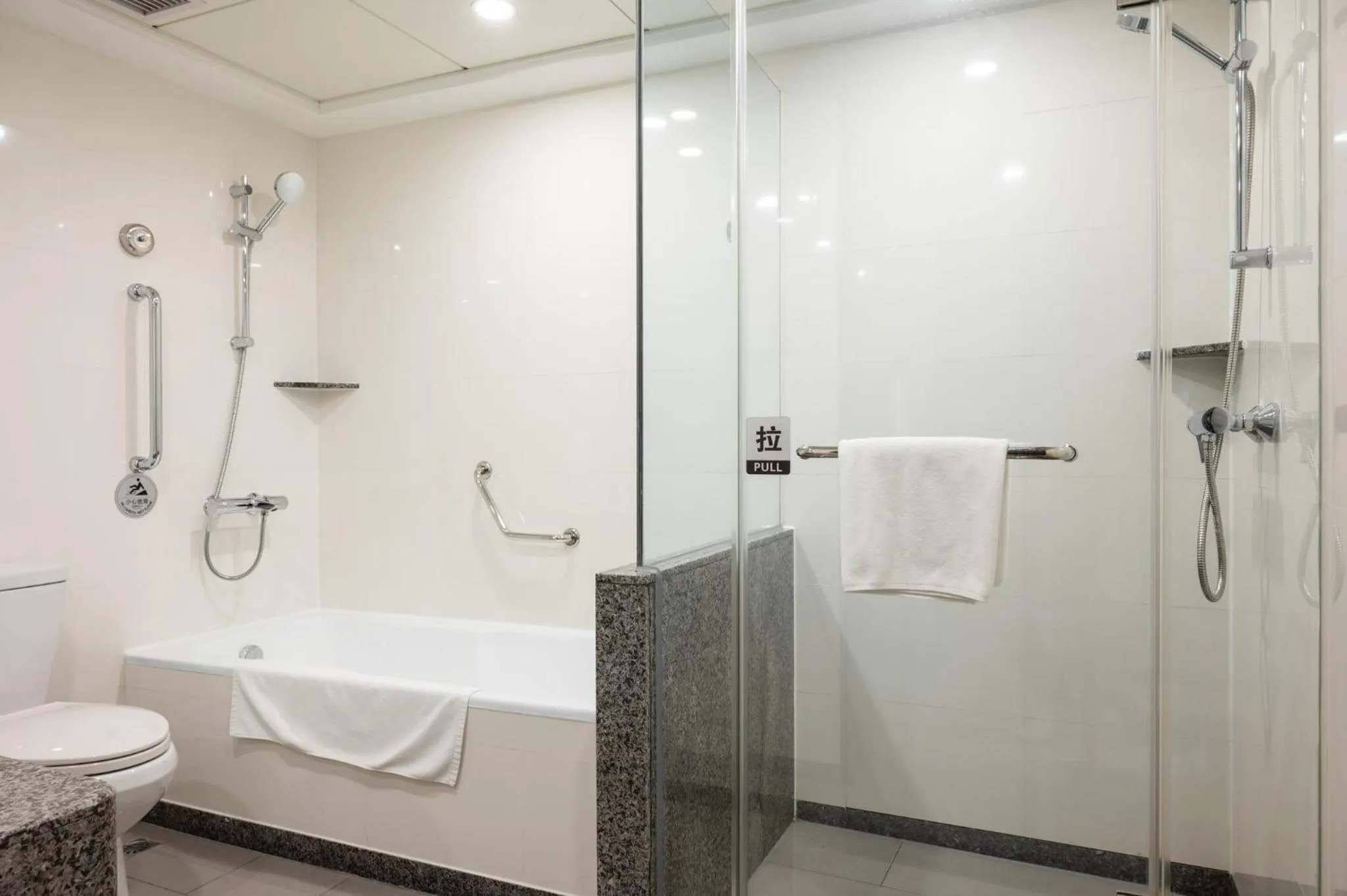 Photo of the whole room in Holiday Inn Wuhan Riverside by IHG