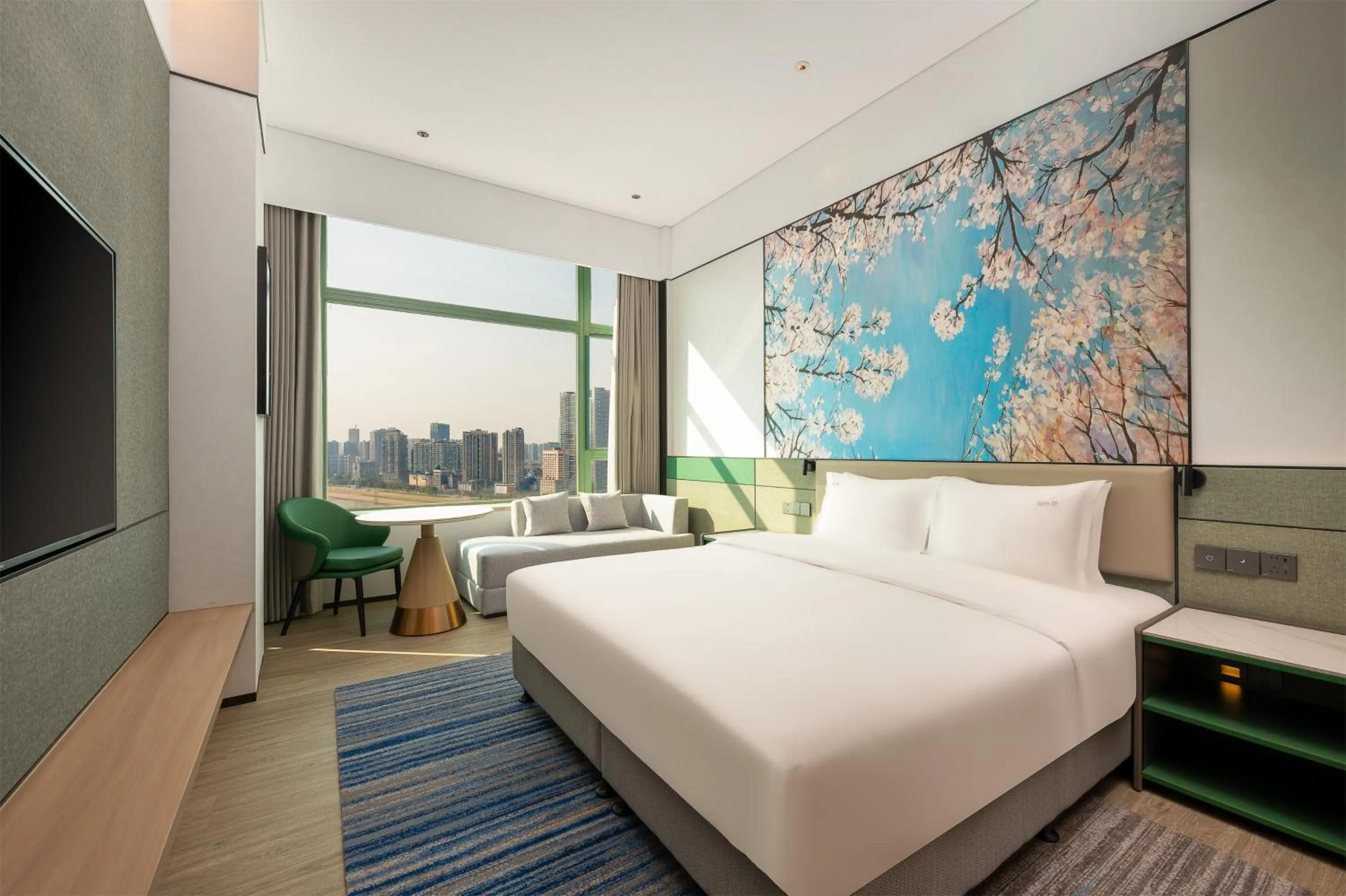 Photo of the whole room, Bed in Holiday Inn Wuhan Riverside by IHG