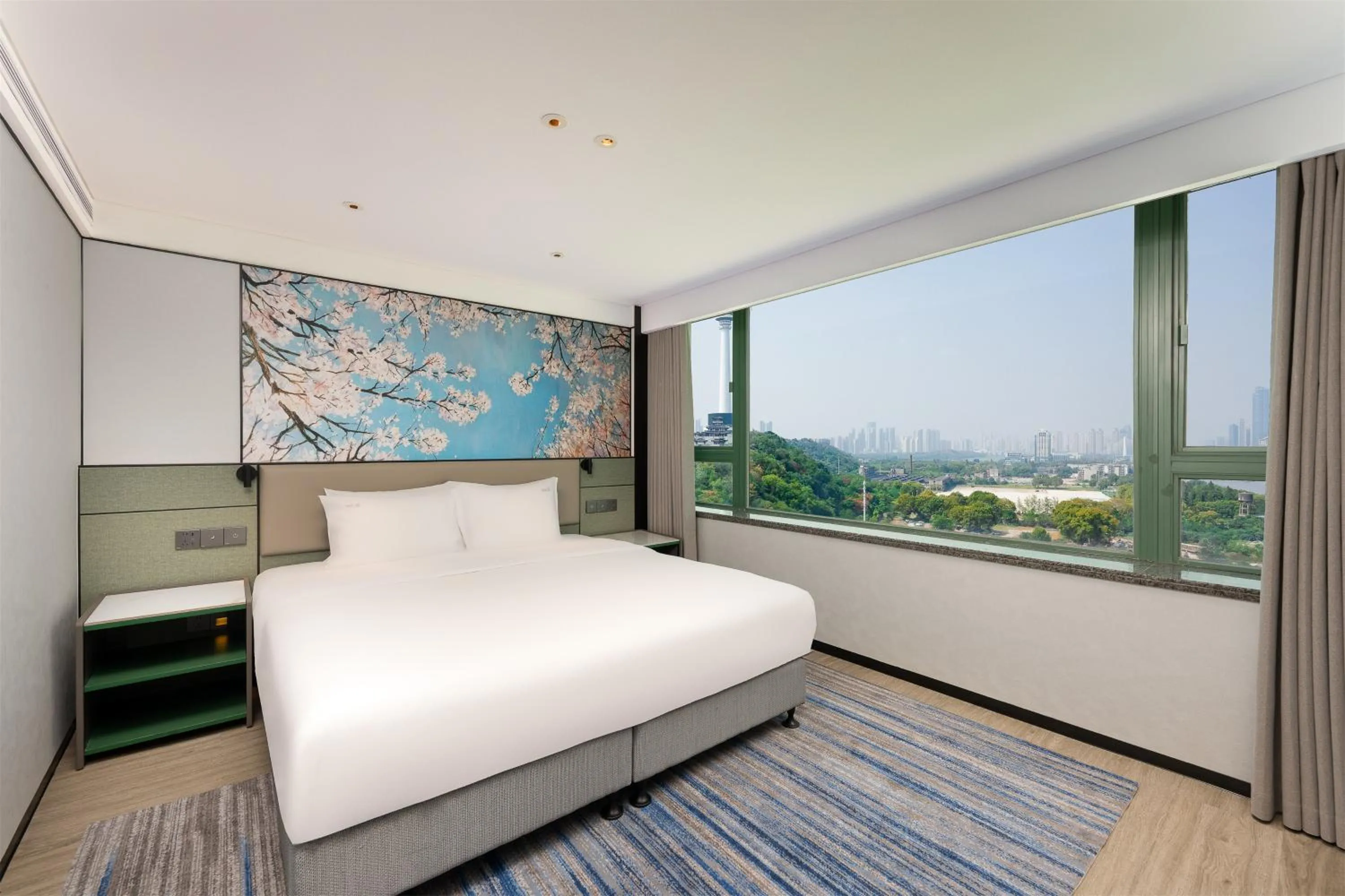 Photo of the whole room, Bed in Holiday Inn Wuhan Riverside by IHG