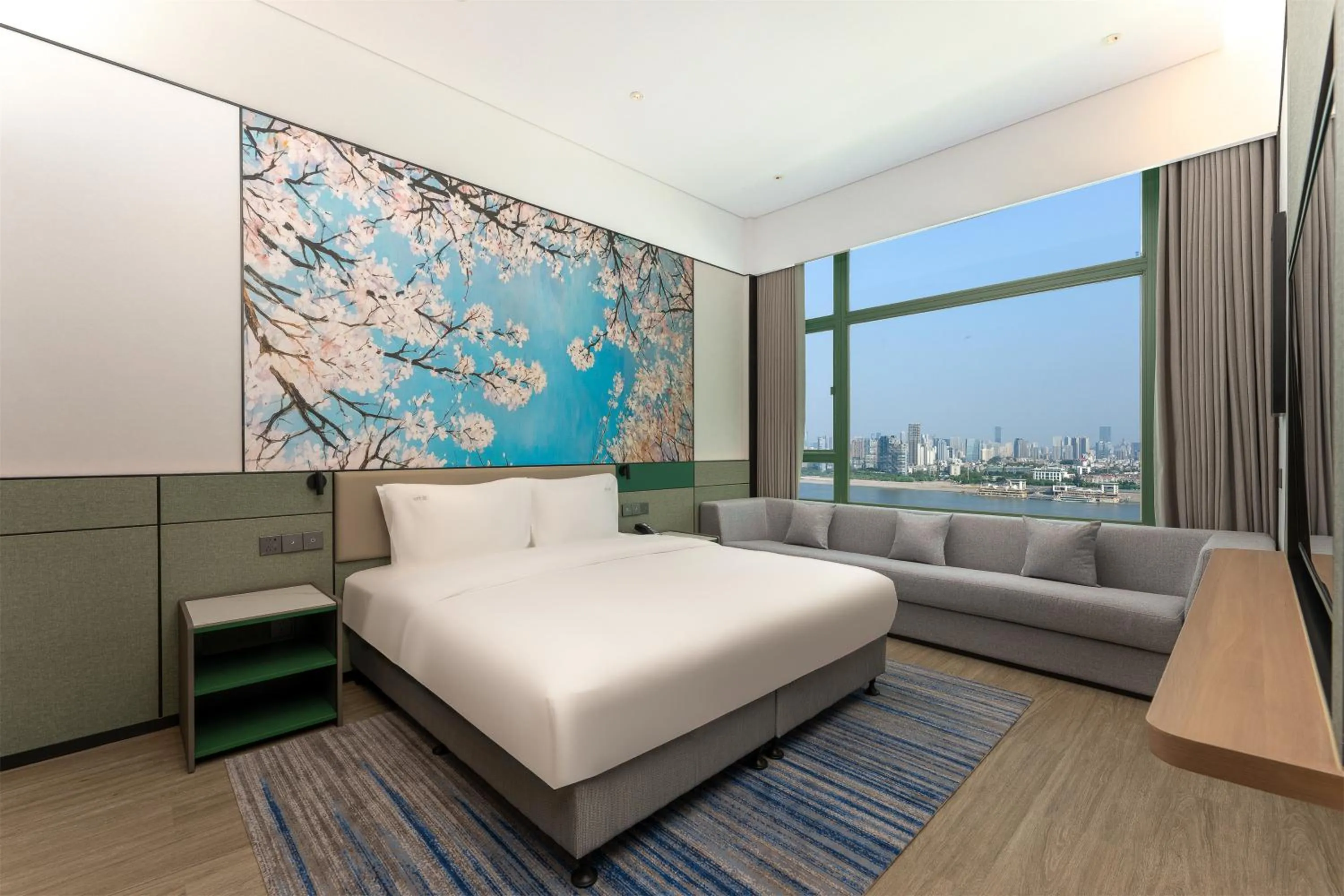Photo of the whole room, Bed in Holiday Inn Wuhan Riverside by IHG