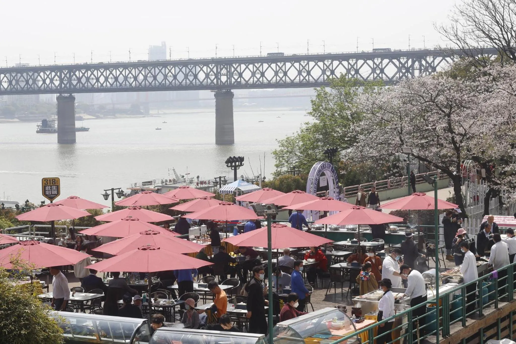 Restaurant/places to eat in Holiday Inn Wuhan Riverside by IHG