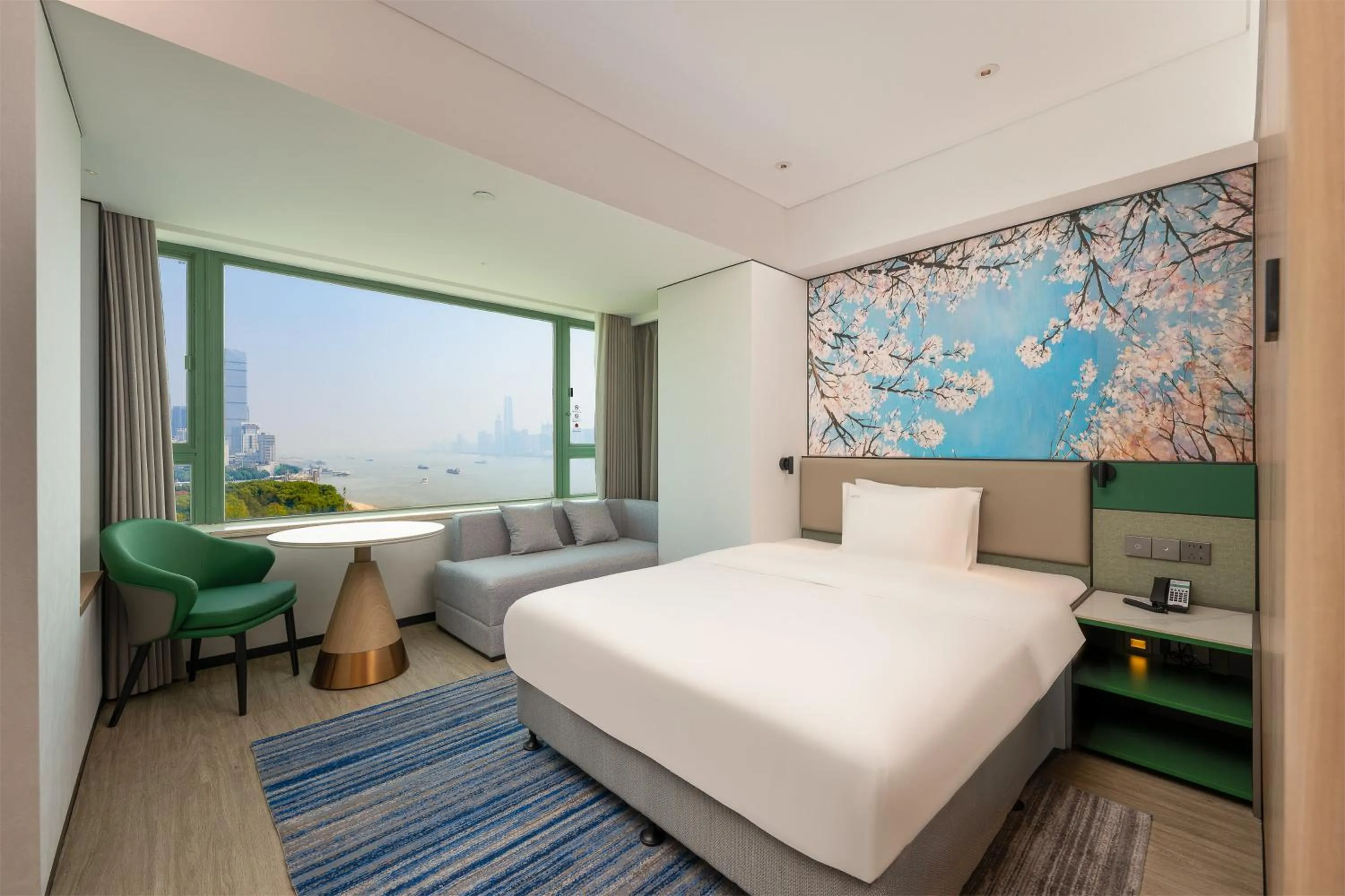 Photo of the whole room, Bed in Holiday Inn Wuhan Riverside by IHG