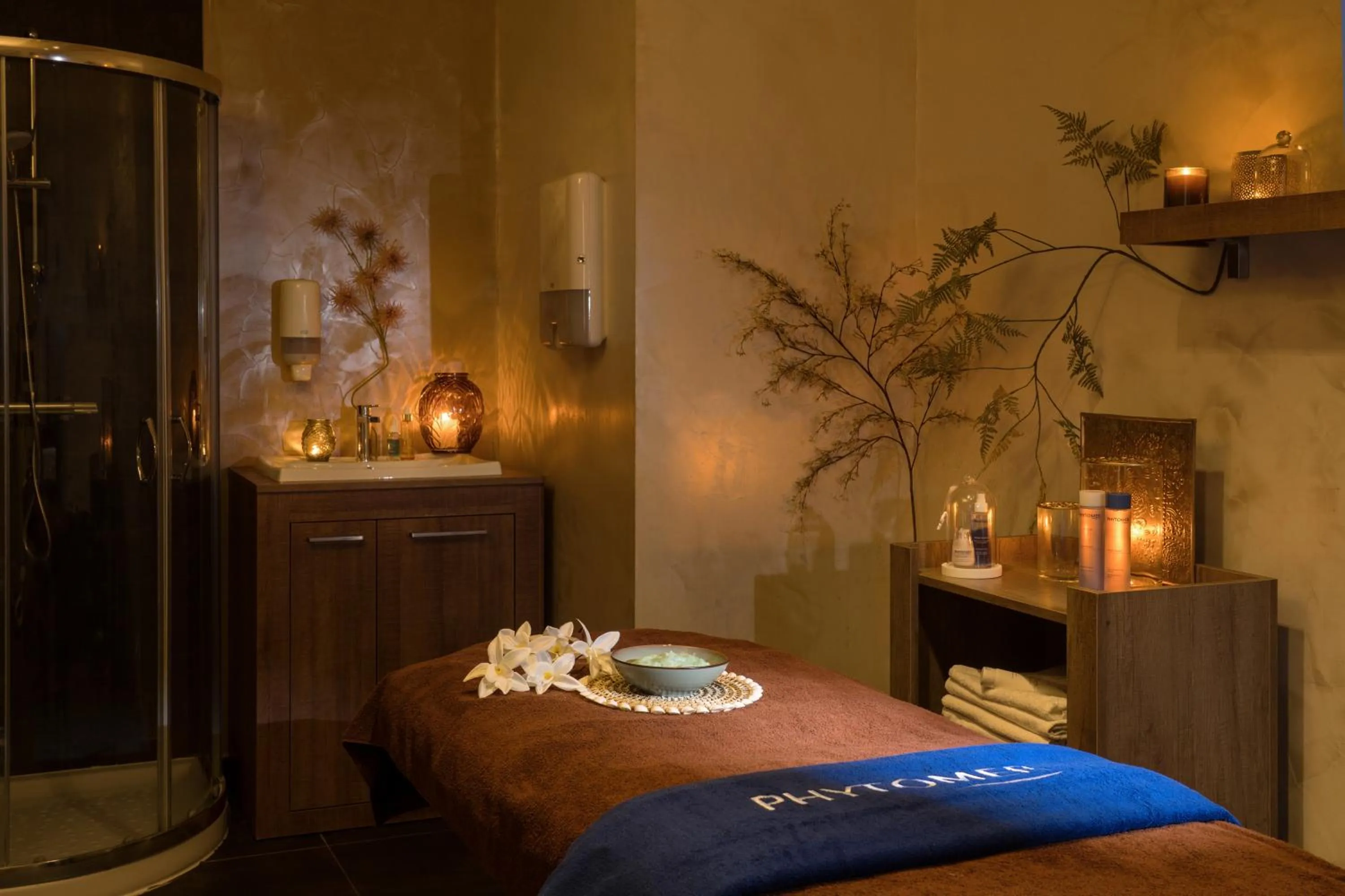 Massage, Bed in Résidence Valdys Thalasso & Spa - les Pins