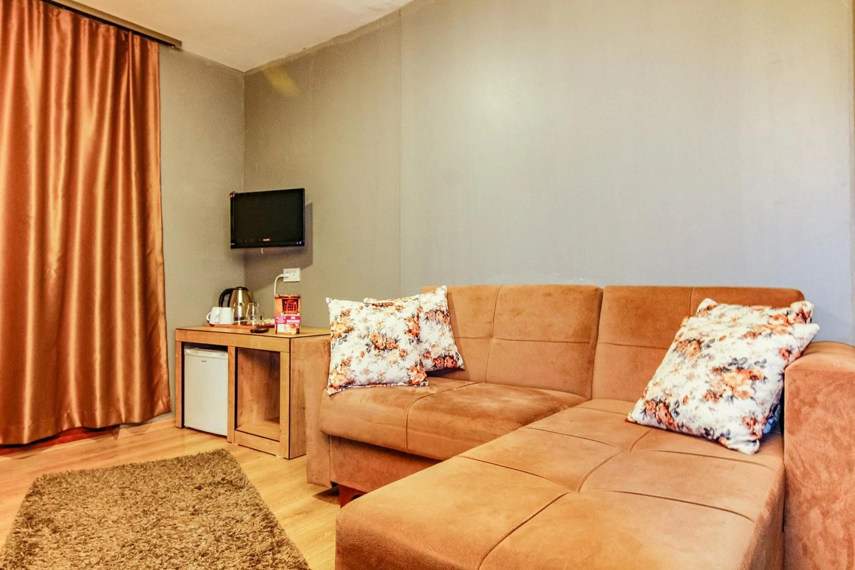 Communal lounge/ TV room in Double DD Hotel