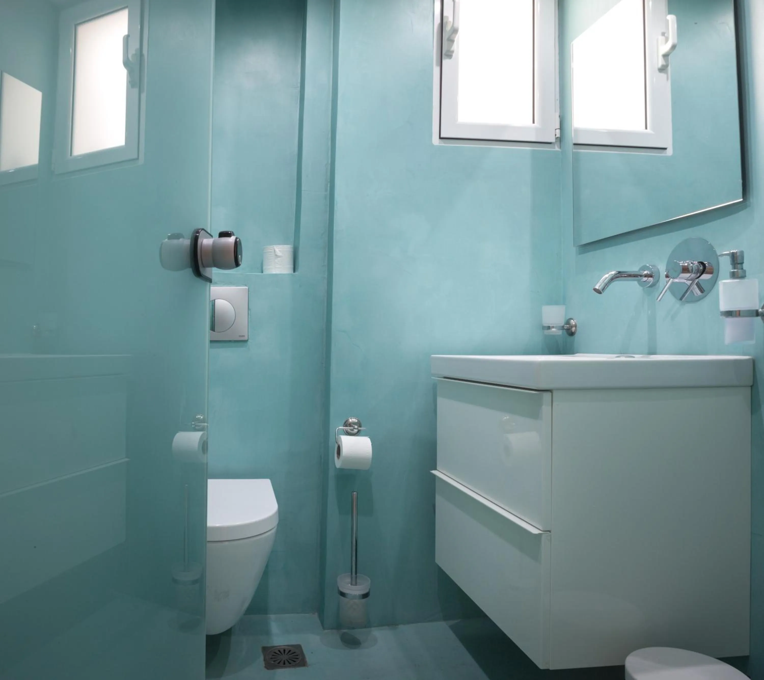 Shower in Anemomiloi Studios