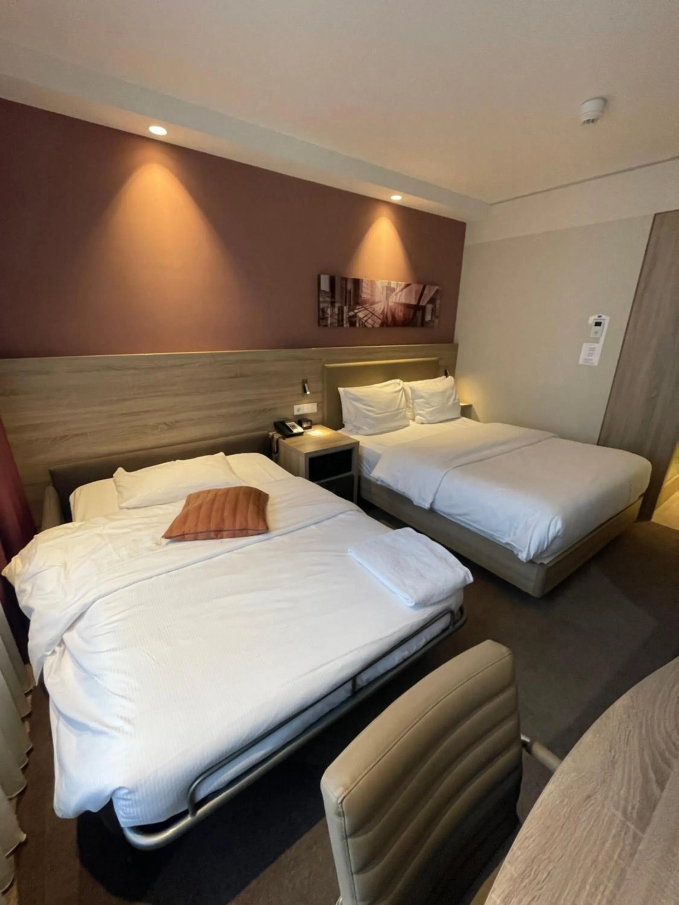 Property building, Bed in Hampton By Hilton Frankfurt City Centre East