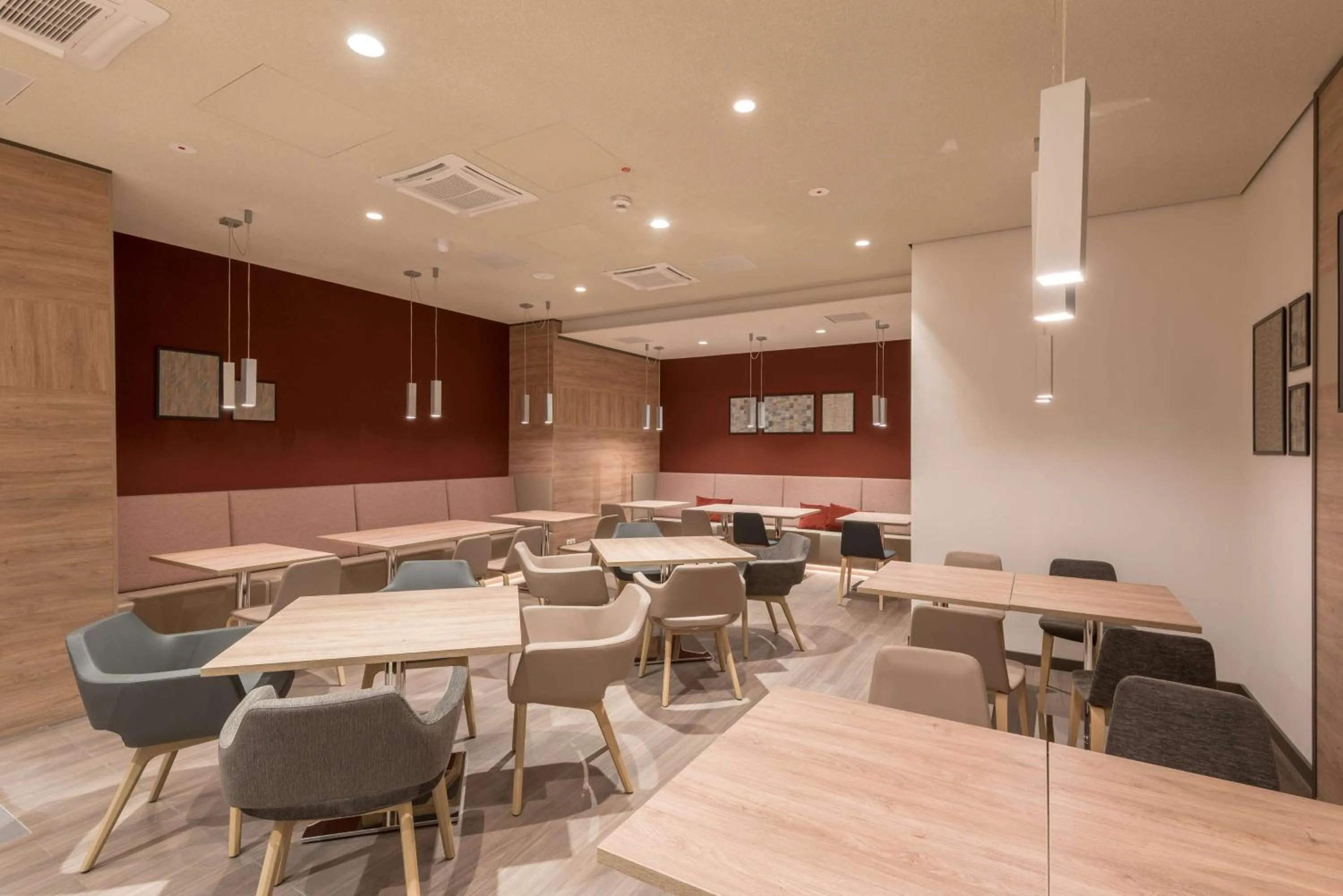 Restaurant/places to eat in Hampton By Hilton Frankfurt City Centre East