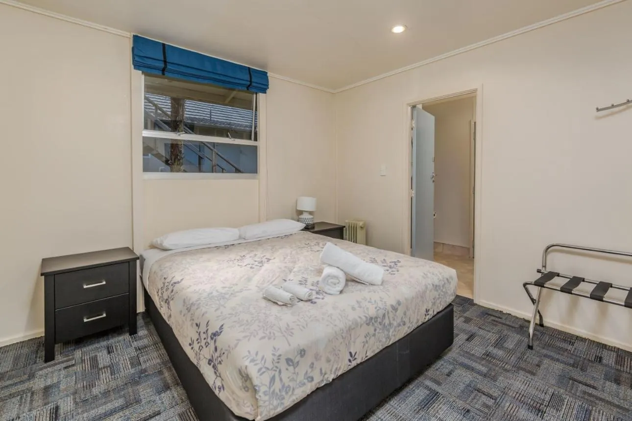 Bedroom, Bed in Riverside Lodge Paihia