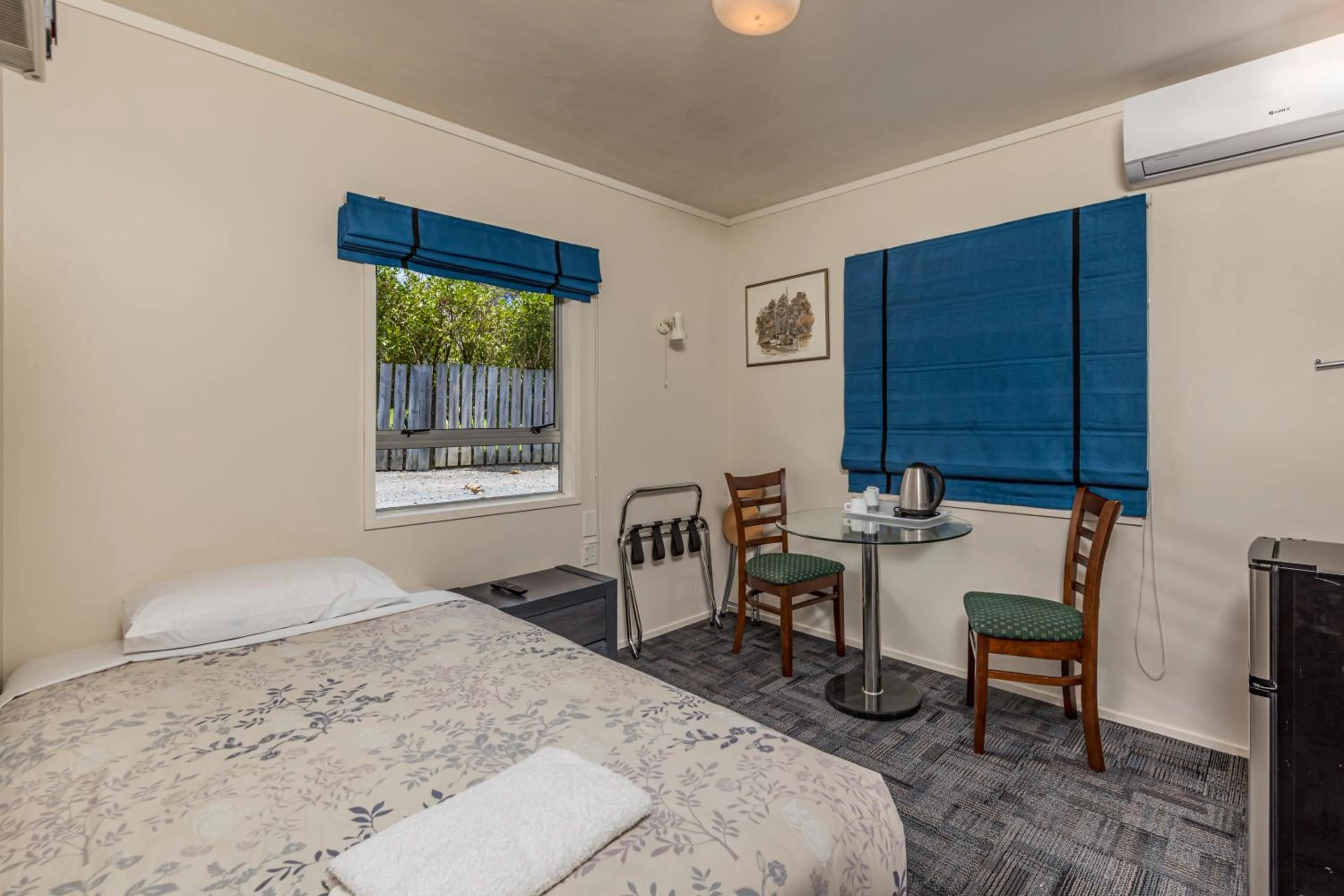 Bed in Riverside Lodge Paihia