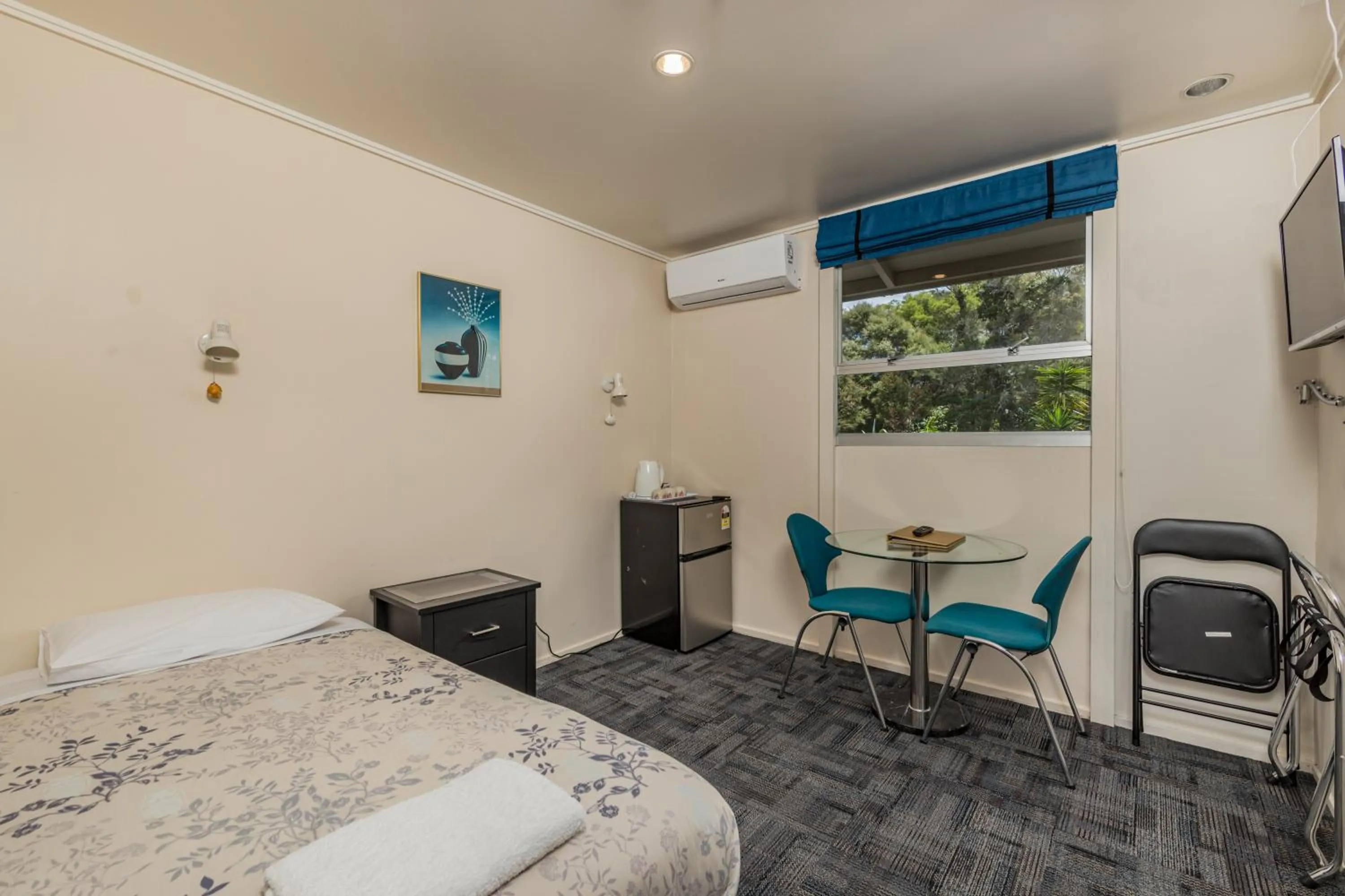 Bed in Riverside Lodge Paihia