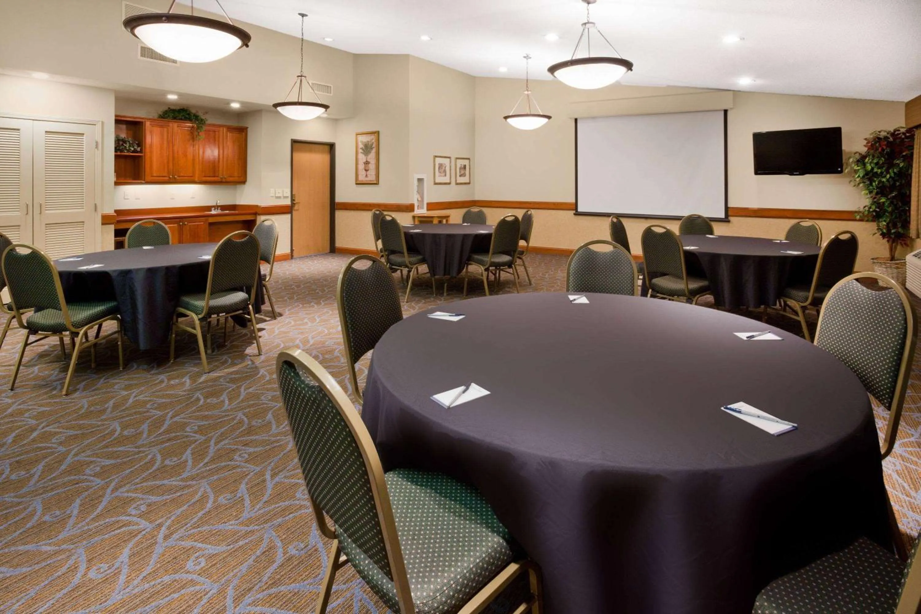 Meeting/conference room in AmericInn by Wyndham Chanhassen