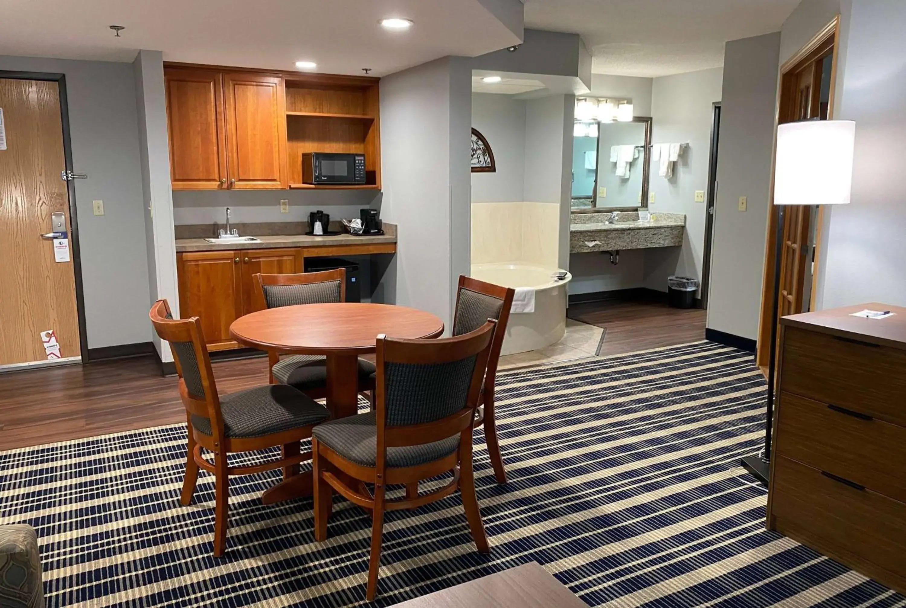 Deluxe One-Bedroom King Suite - Non-Smoking in AmericInn by Wyndham Chanhassen Deluxe One-Bedroom King Suite - Non-Smoking in AmericInn by Wyndham Chanhassen