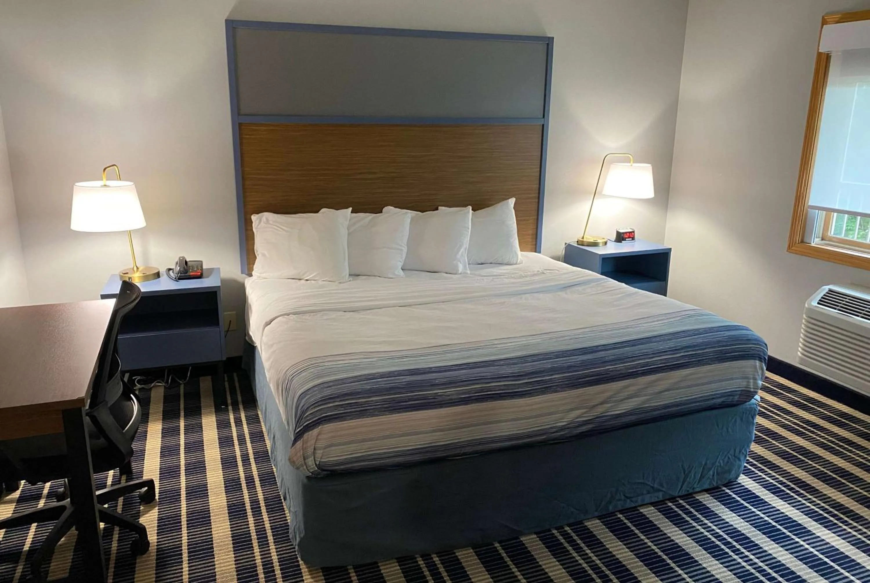 Photo of the whole room, Bed in AmericInn by Wyndham Chanhassen
