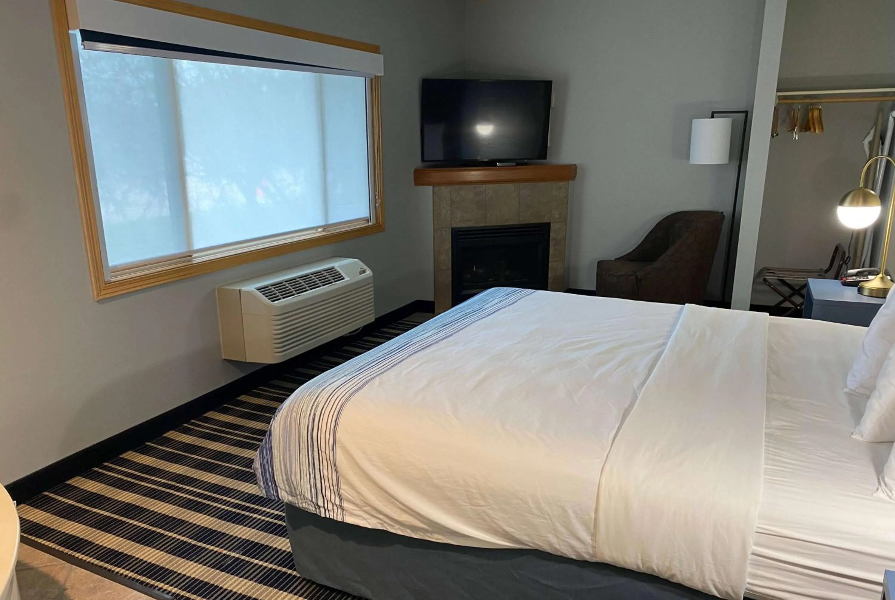 Photo of the whole room, Bed in AmericInn by Wyndham Chanhassen
